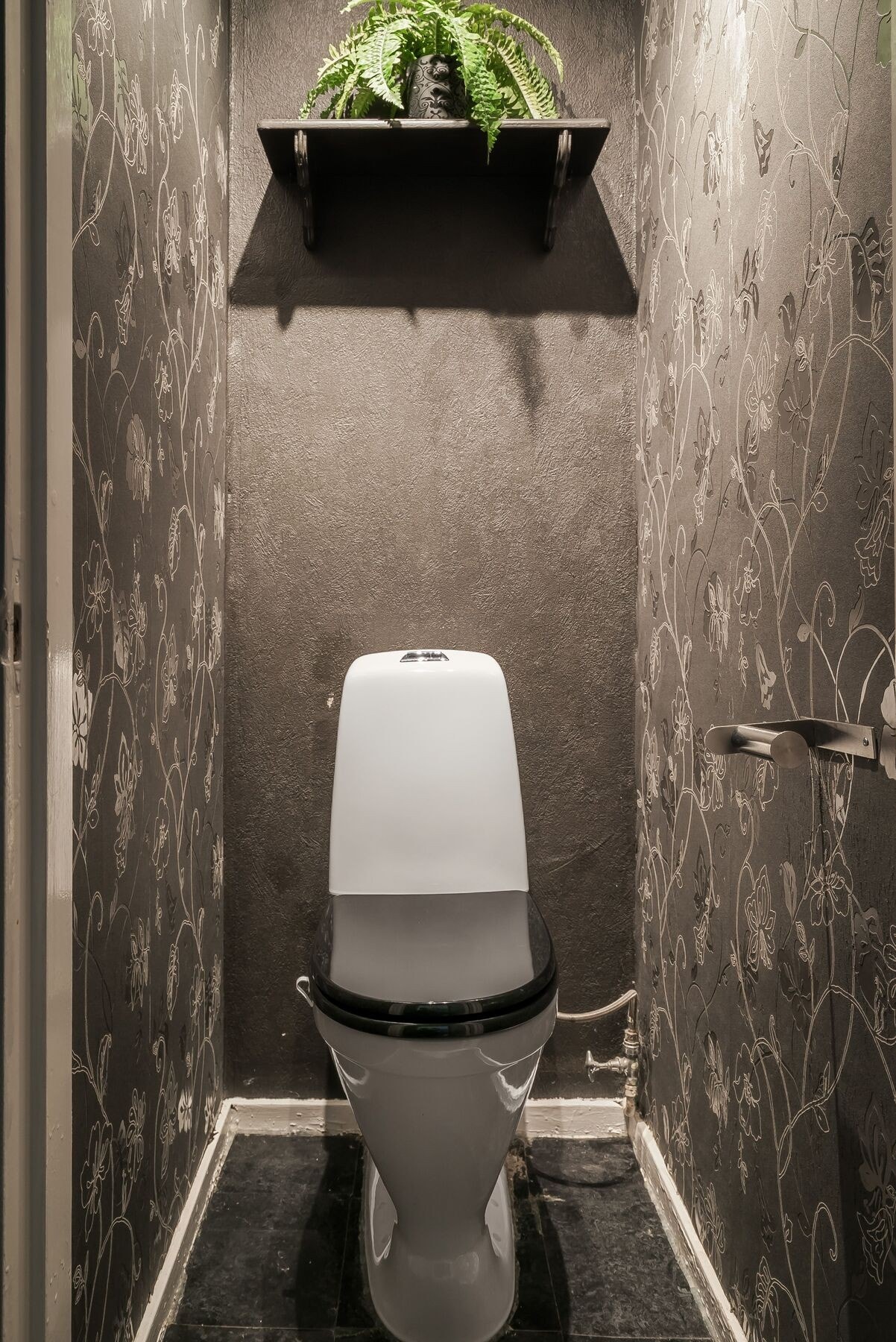 Separat toalettrom med wc, praktisk plassert adskilt fra badet. Galleribilde