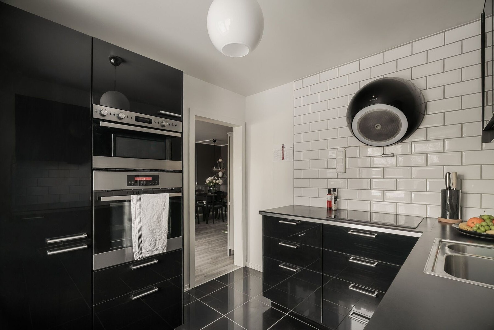 Kjøkkenet byr på integrerte hvitevarer, herunder kombiskap, oppvaskmaskin, platetopp og stekeovn, dette gir et helhetlig og ryddig uttrykk. Galleribilde