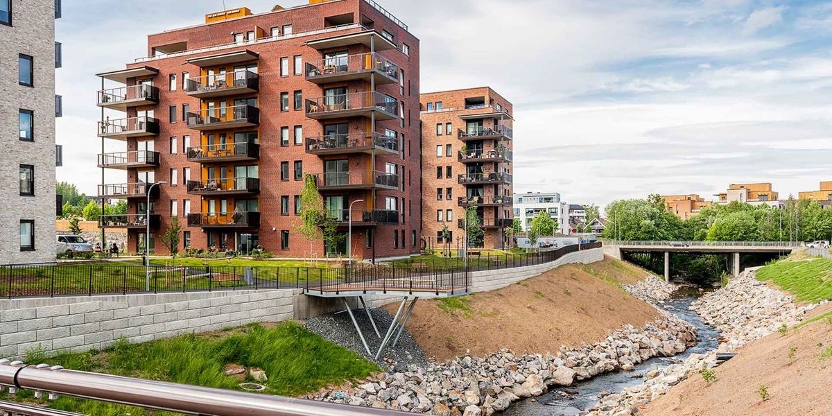 Fasade - Strømmen verksted ligger rett ved Sagelva med tilgang på turområde Galleribilde