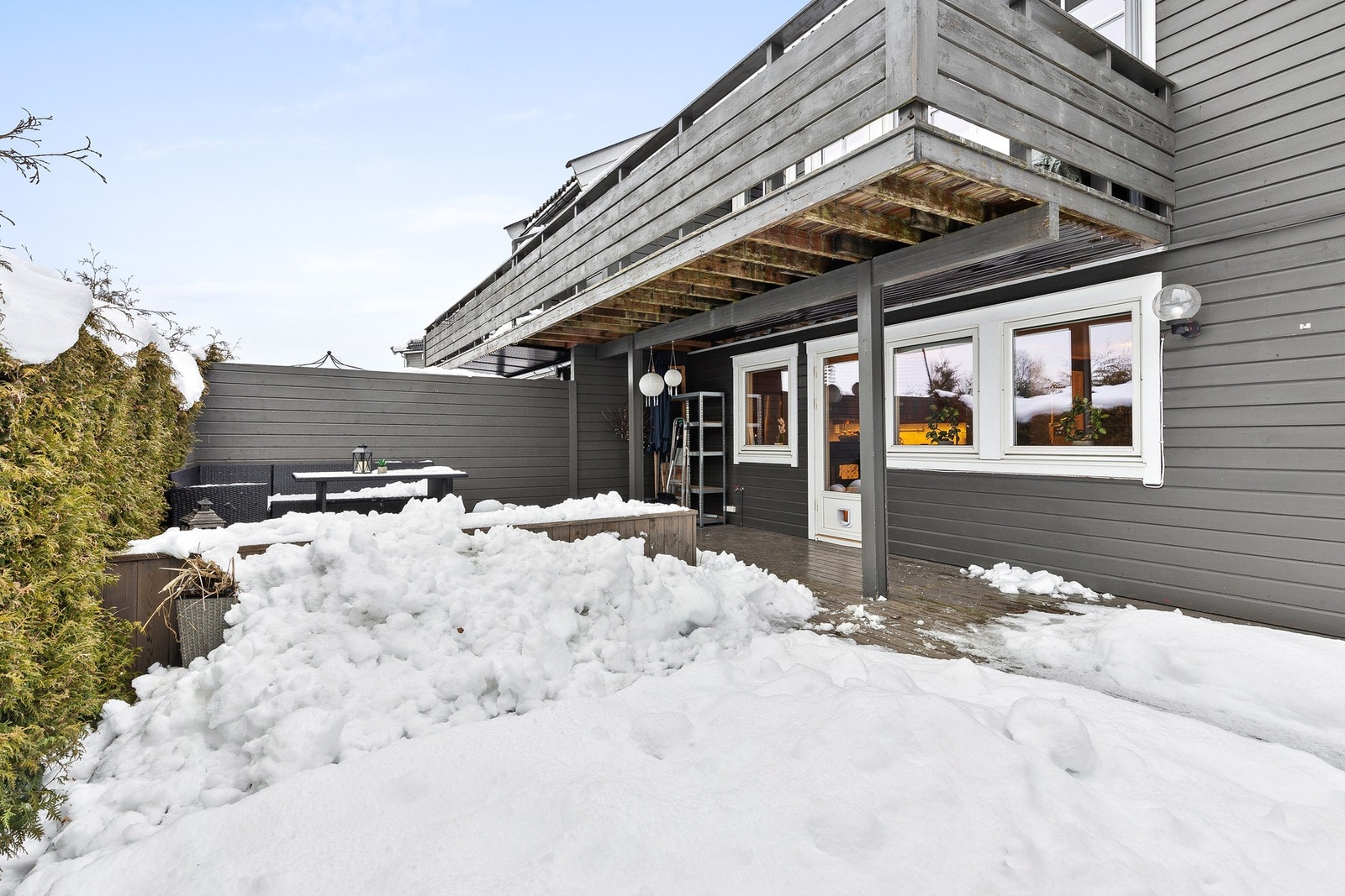 Dette er en pen 2-roms andelsleilighet med god planløsning og stor markterrasse Galleribilde