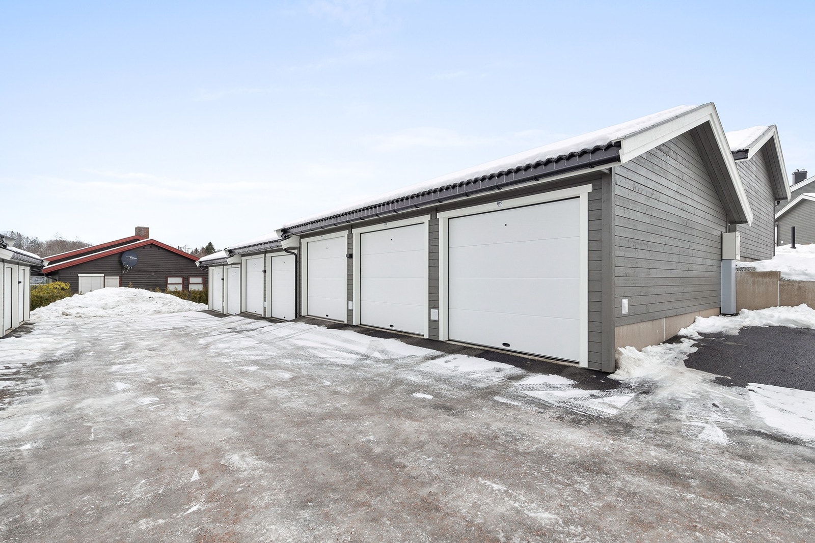 Leiligheten disponerer en garasjeplass i en nyoppført felles garasjerekke like ved eiendommen Galleribilde