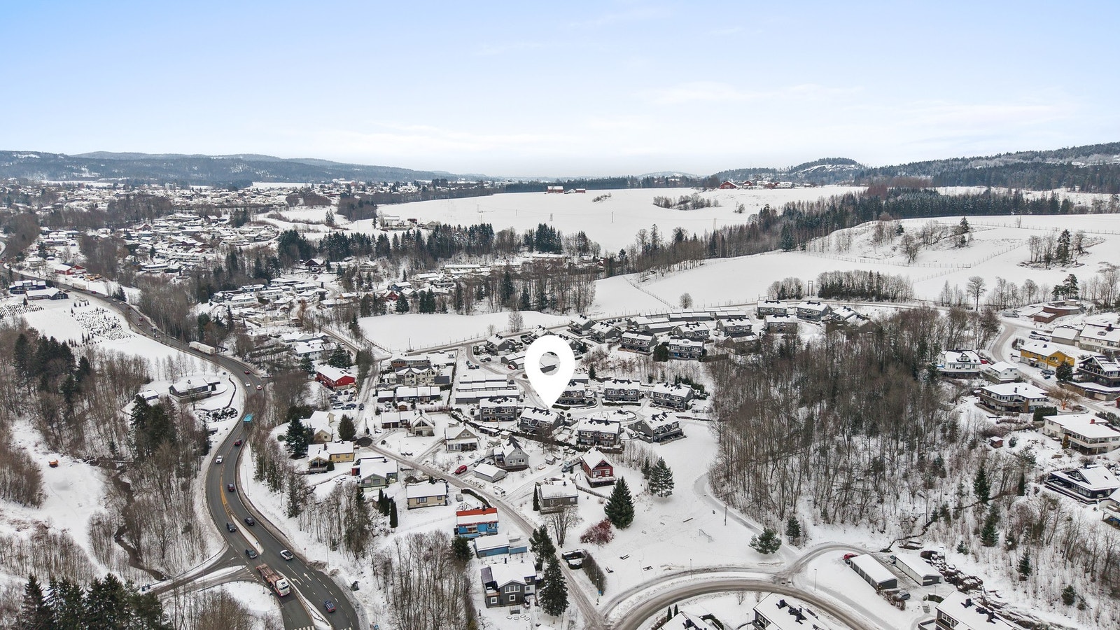 Her bor du med kort avstand til togstasjon, skoler, barnehager samt marka med lysløype og flotte ski- og turområder Galleribilde