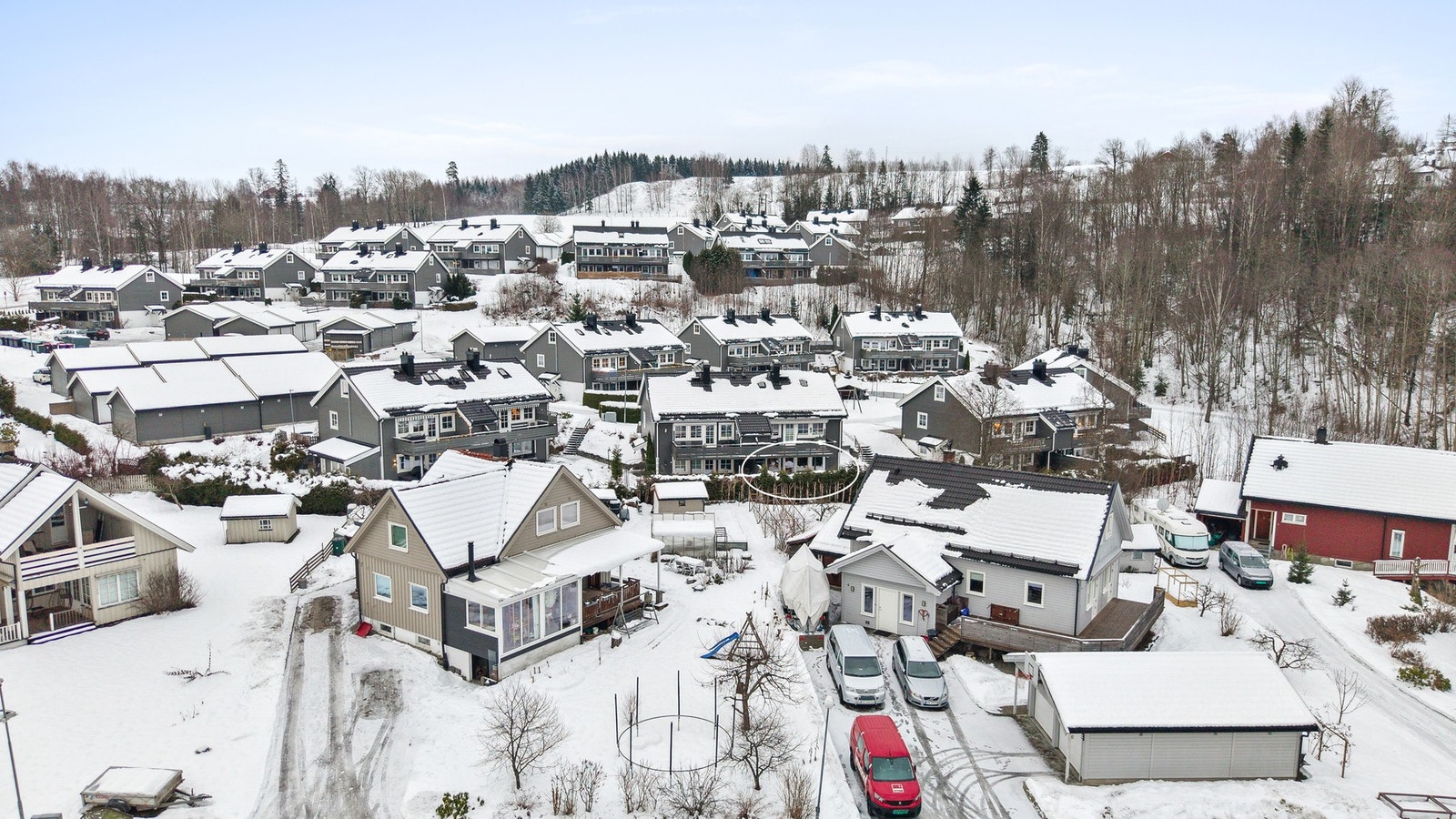 Eiendommen ligger i et tilbaketrukket og rolig boligområde på Spikkestad Galleribilde