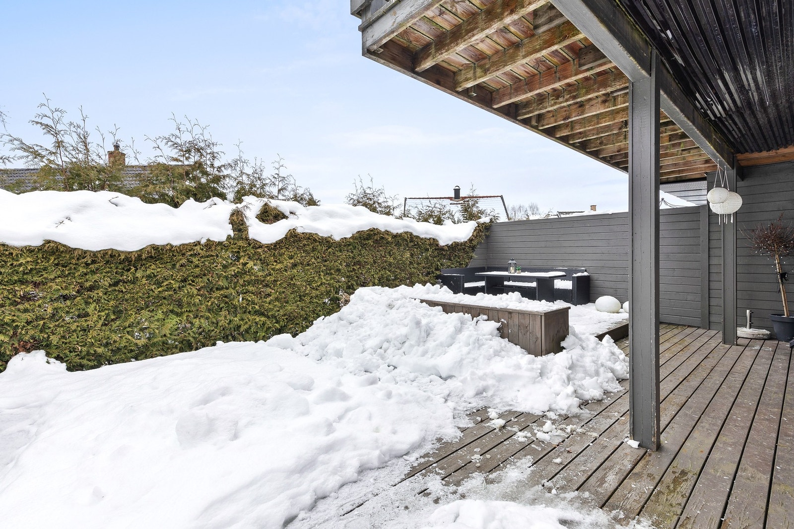 Fra stuen er det adkomst ut til en vestvendt markterrasse på hele 55 kvm Galleribilde