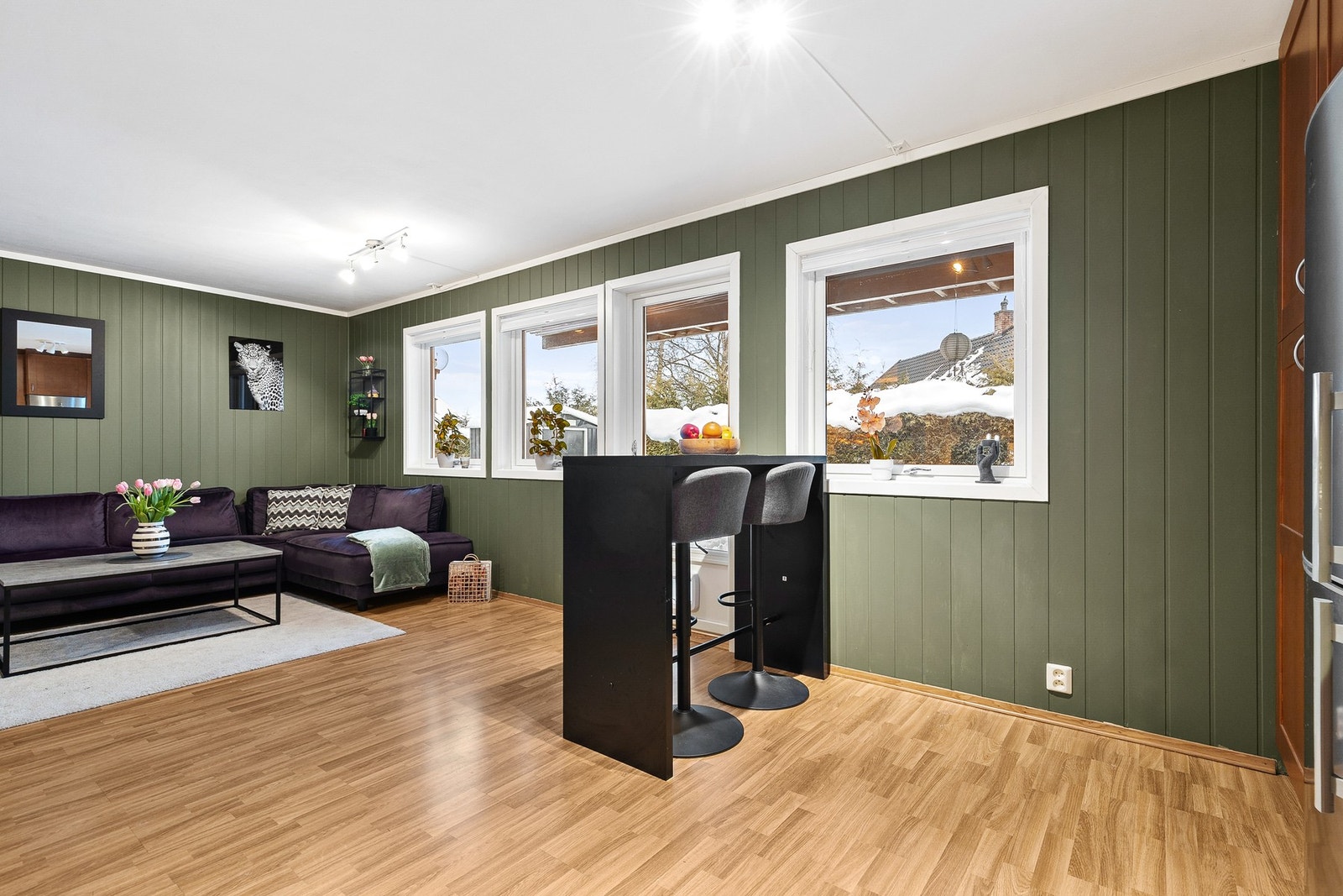 Rommet har parkettgulv, panel på vegger og slett flate i himling Galleribilde