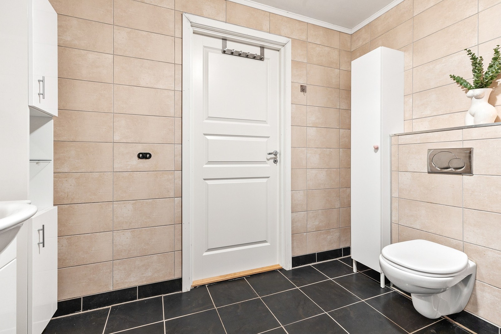 Badet ble overflateoppusset i 2011 med nye fliser på gulv og vegger Galleribilde