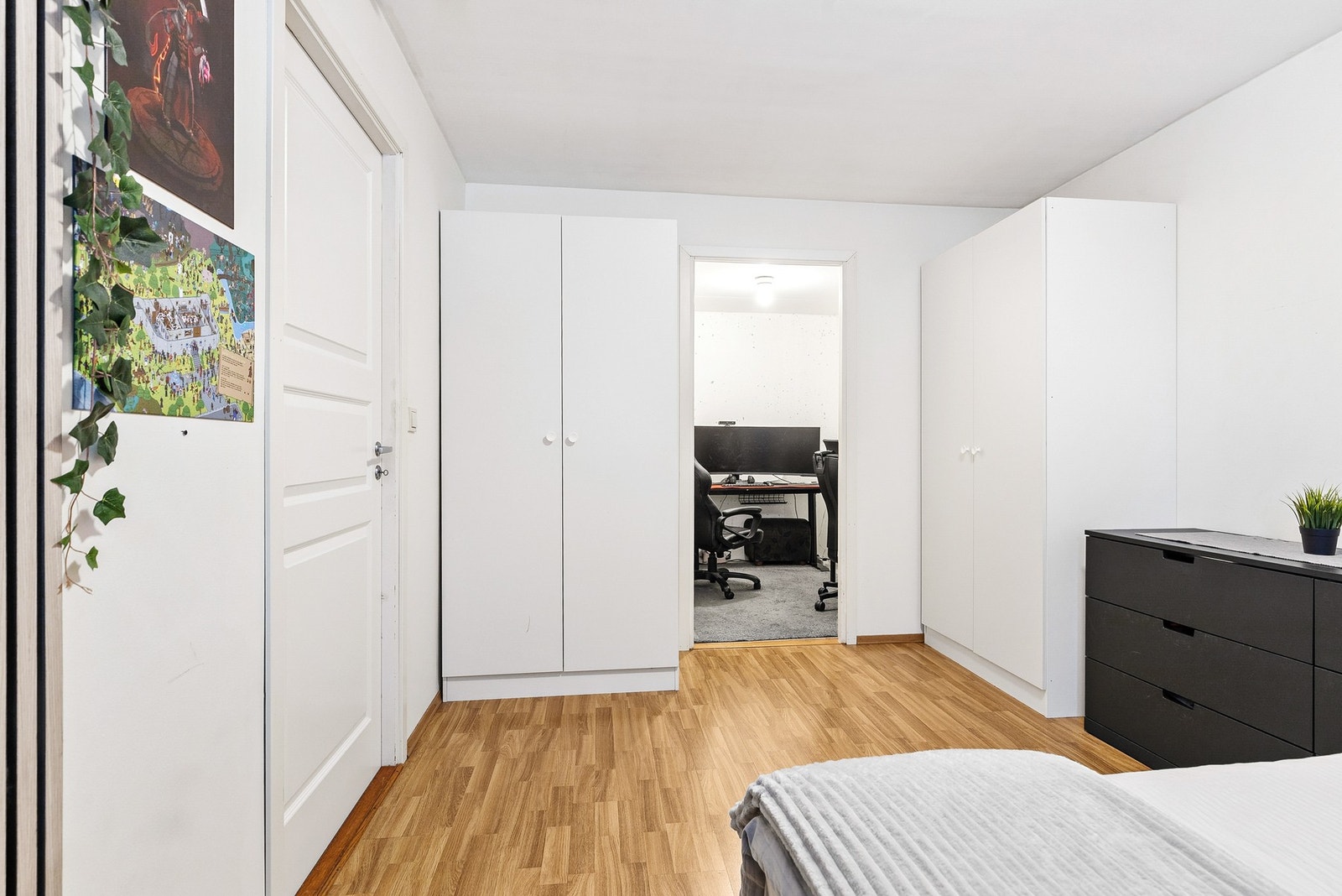 Soverommet har god plass til dobbeltseng, nattbord og garderobeskap Galleribilde