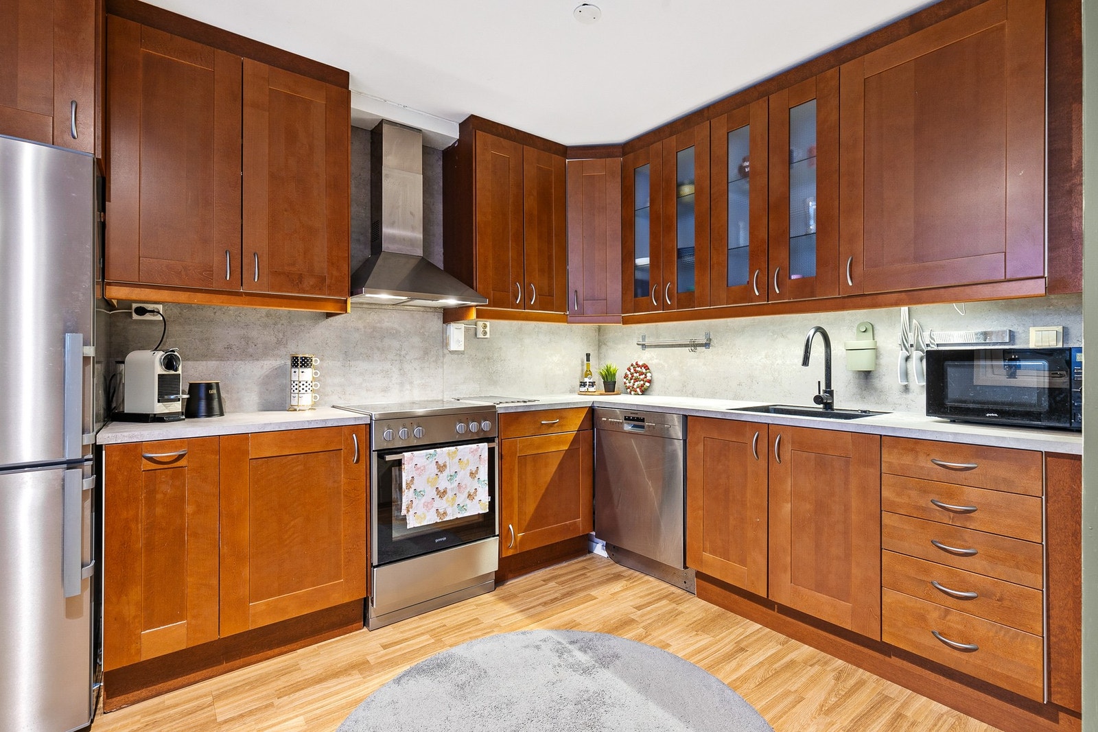 Hvitevarer er frittstående, og det er plass til komfyr, oppvaskmaskin og kjøl/fryseskap. Det er montert kjøkkenventilator med avtrekk ut Galleribilde