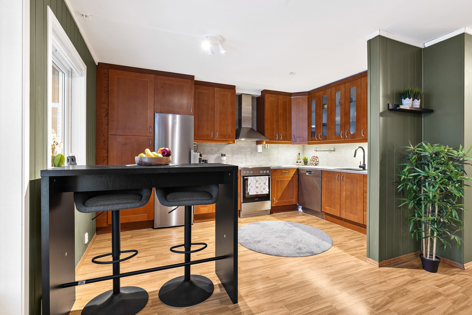 Kjøkkeninnredning med profilerte fronter og benkeplate av laminat. Eier har i nyere tid skiftet benkeplate og vask Galleribilde