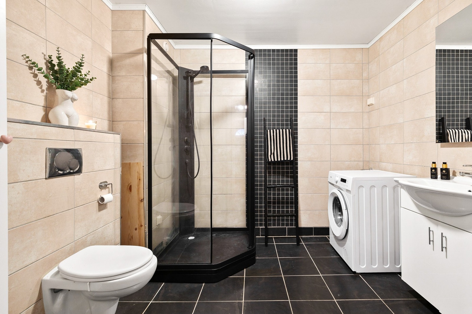 Helfliset bad med elektriske varmekabler og mekanisk avtrekk Galleribilde