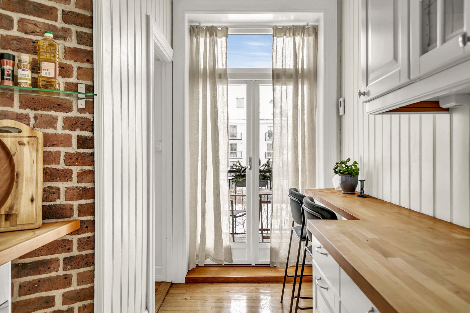 Fra kjøkkenet er det utgang til balkong på ca 3 kvm vendt mot bakgård med ettermiddags/kvelds sol Galleribilde