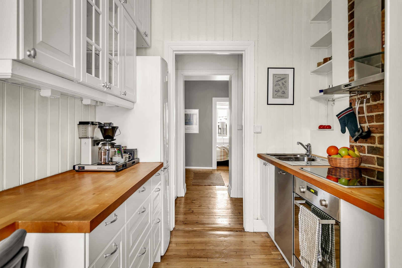 Kjøkkenet er adskilt og funksjonelt utformet, med godt med skap- og benkeplass. Galleribilde