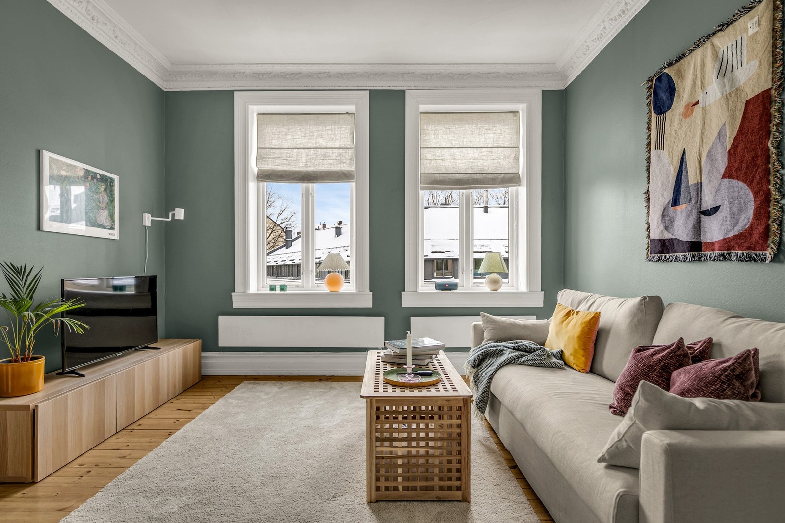 Oppholdsrommene preges av generøs takhøyde og stukkatur i stue, gang og soverom, noe som gir boligen et tidløst og karakterfullt uttrykk. Galleribilde