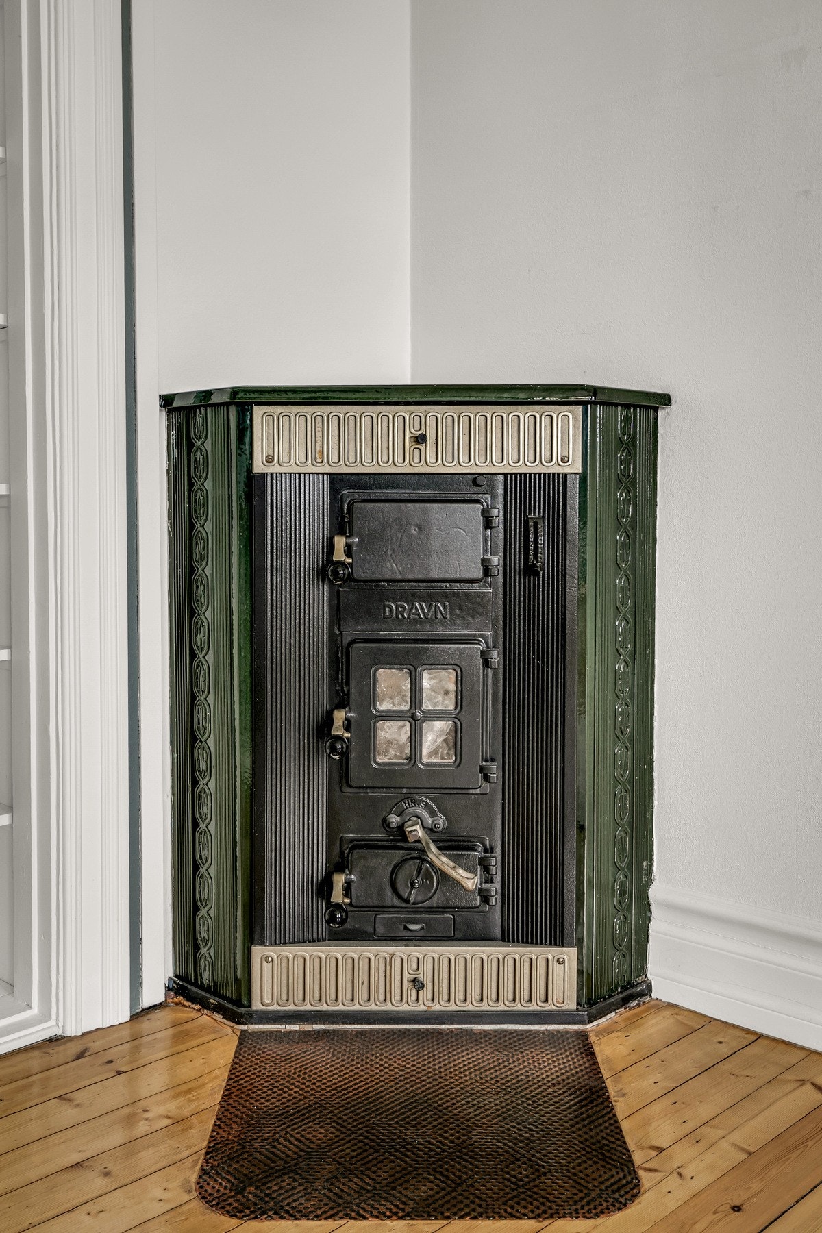 Selgerne opplyser at vedovnen ikke har vært i bruk i deres eiertid. Galleribilde