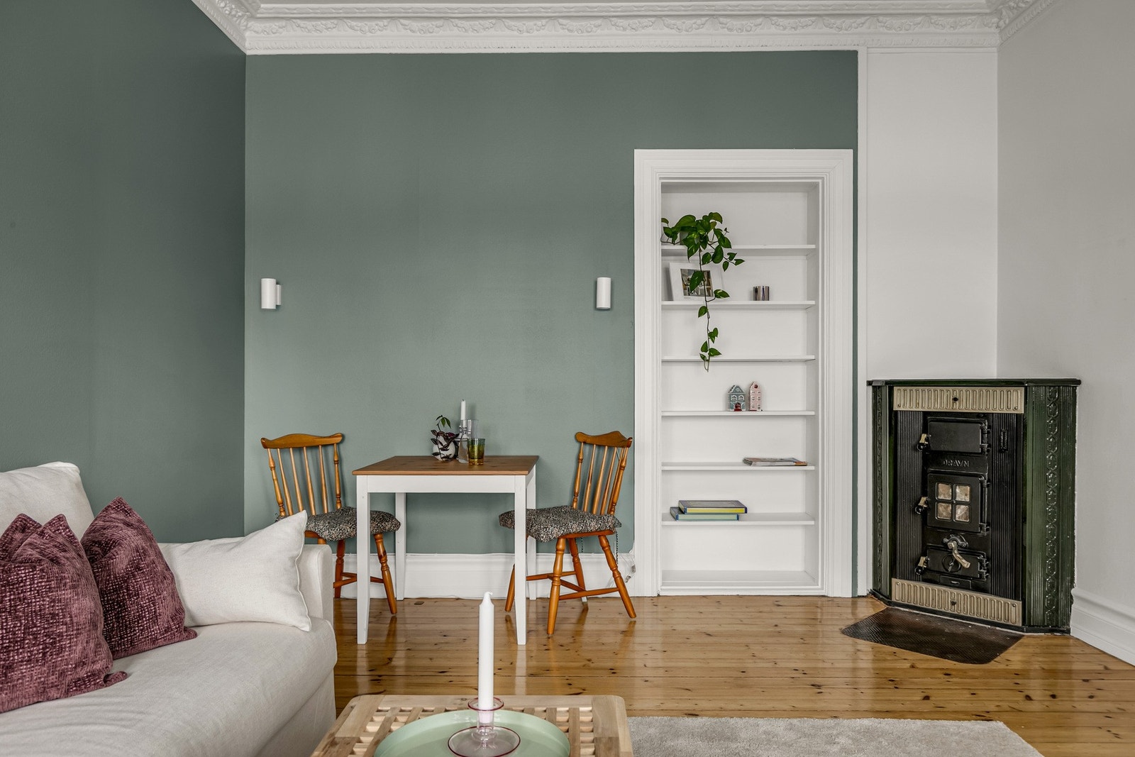 Gulvflater er belagt med originalt furugulv, som sammen med lyse og harmoniske fargevalg bidrart til en lun og behagelig atmosfære i hele leiligheten. Galleribilde