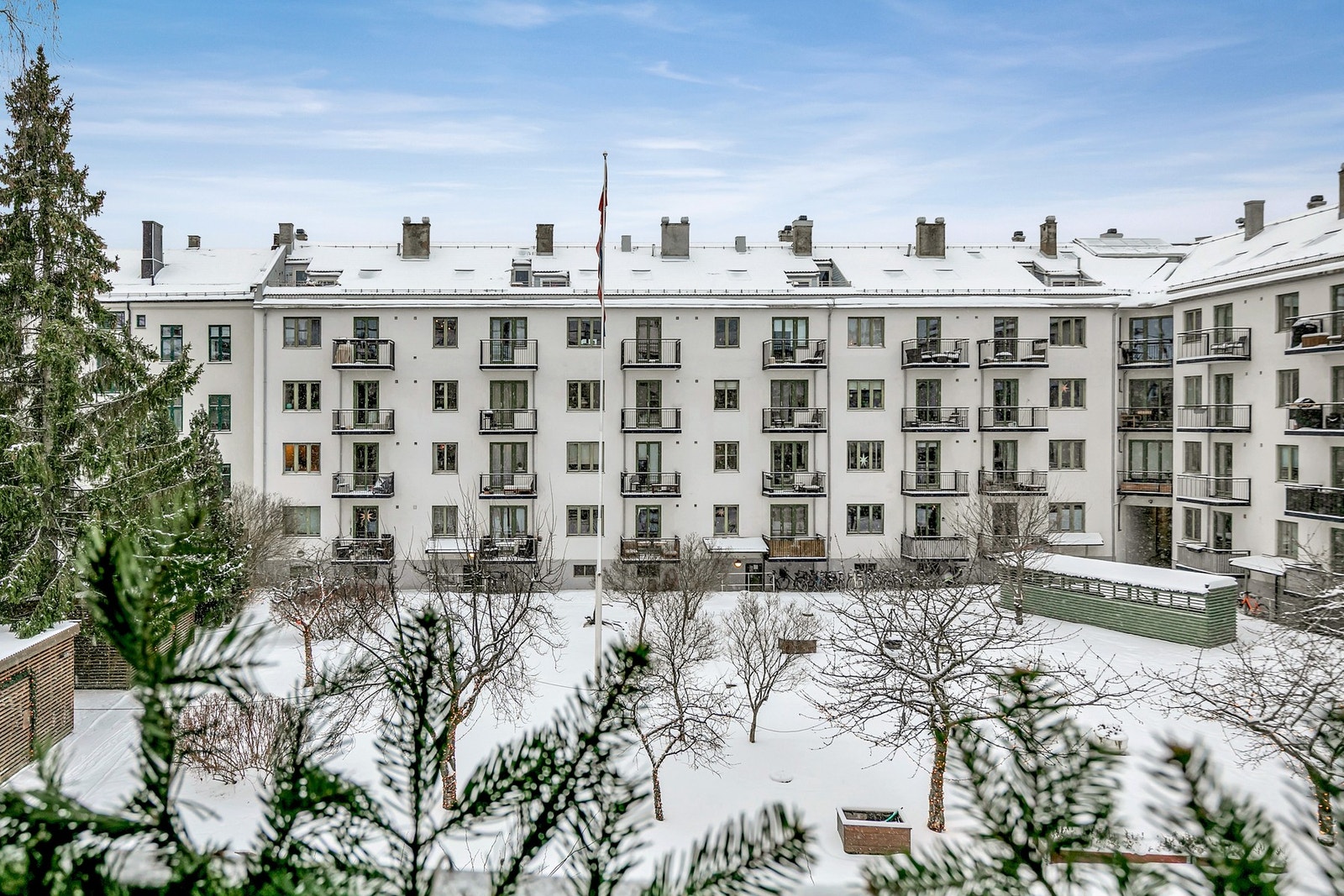 Leiligheten ligger i byggets tredje etasje og har en attraktiv og sentral beliggenhet på Sagene, med nærhet til både bymessige fasiliteter og grønne rekreasjonsområder langs Akerselva og Maridalselva. Galleribilde