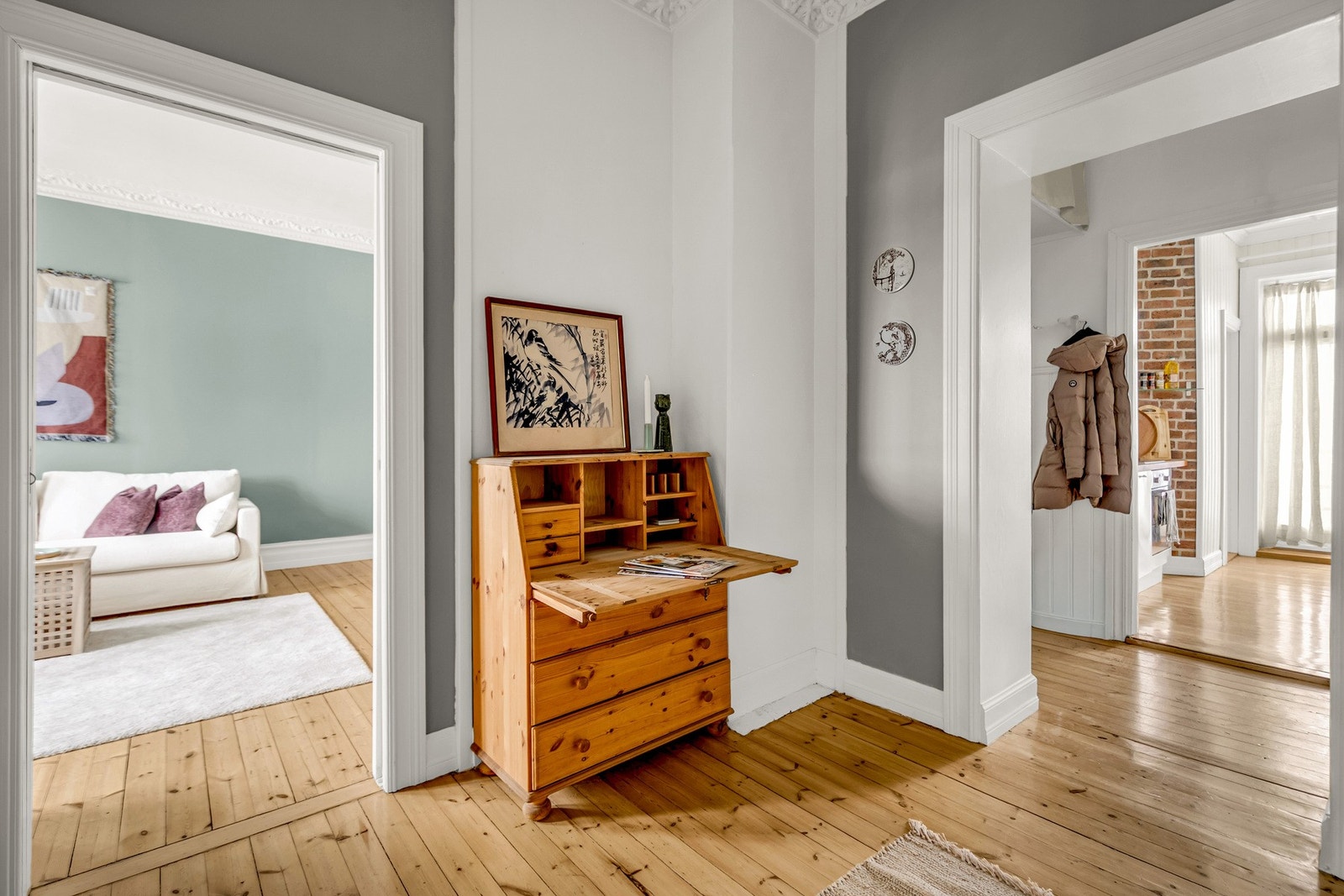 Mellomgangen brukes også som kontor. Galleribilde