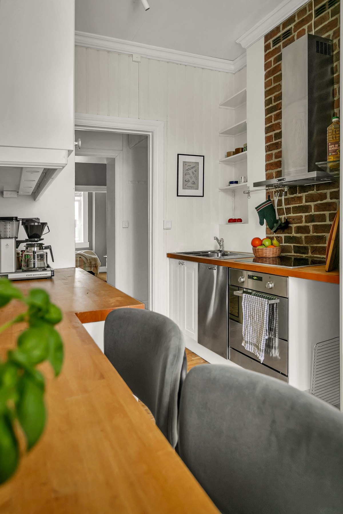 Stilrent og tidløst kjøkken med klassiske fronter, heltre benkeplater og god skap- og benkeplass. En harmonisk kombinasjon av funksjon og estetikk. Galleribilde