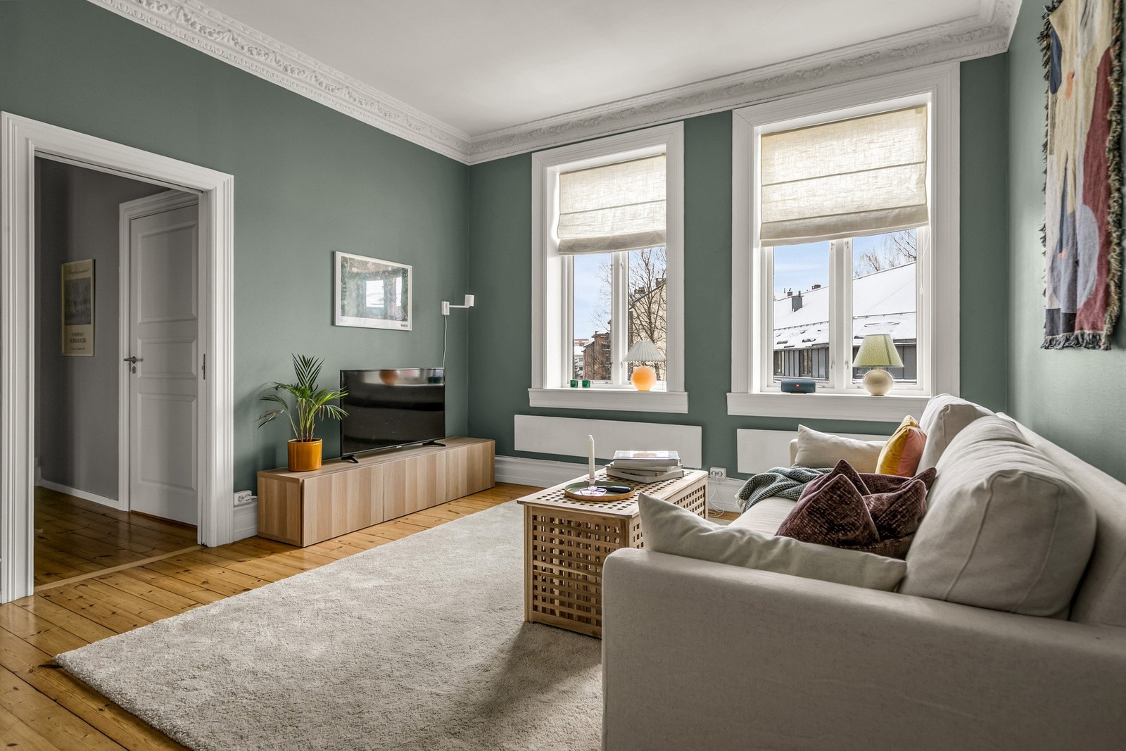 Store vindusflater gir rikelig med naturlig lys, og solforholdene på formiddagen og gjennom dagen bidrar til en lys og trivelig stue. Galleribilde