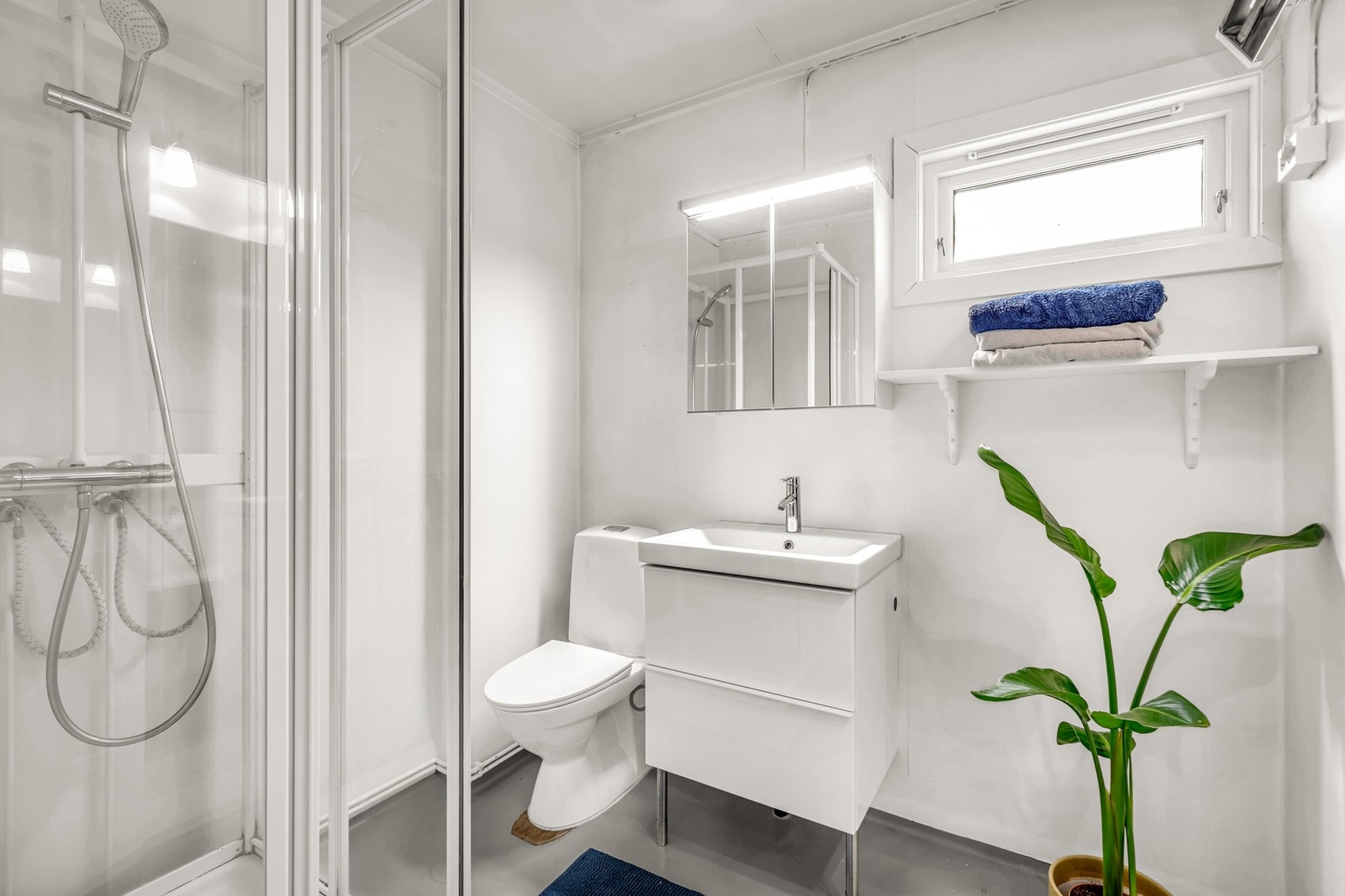 Badet er praktisk utformet med gulvflate belagt med malt gulvbelegg og veggflater utført i malt tapet. Galleribilde