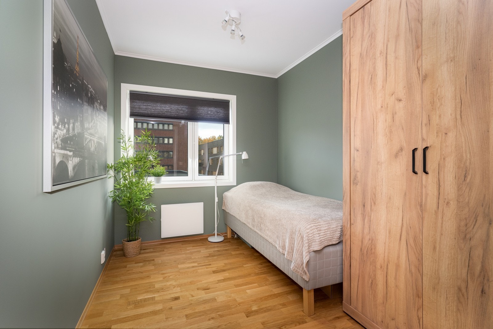 Soverom 2 med plass til skap, pult og seng. Galleribilde