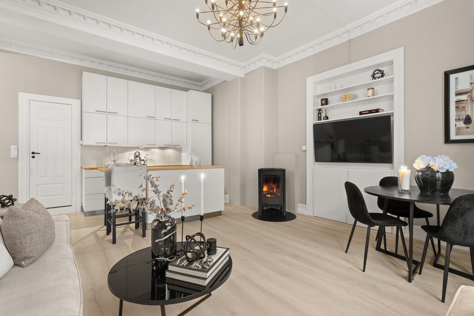 Meget luftig oppholdsrom bestående av stue med åpen kjøkkenløsning. Det er god plass til stor sofagruppe, stuebord og tilhørende stuemøblement Galleribilde