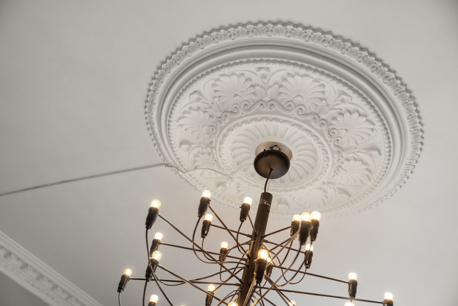 Leiligheten har flere klassiske detaljer som rosett, stukkatur, teglstein, profilert listverk m.v. Galleribilde