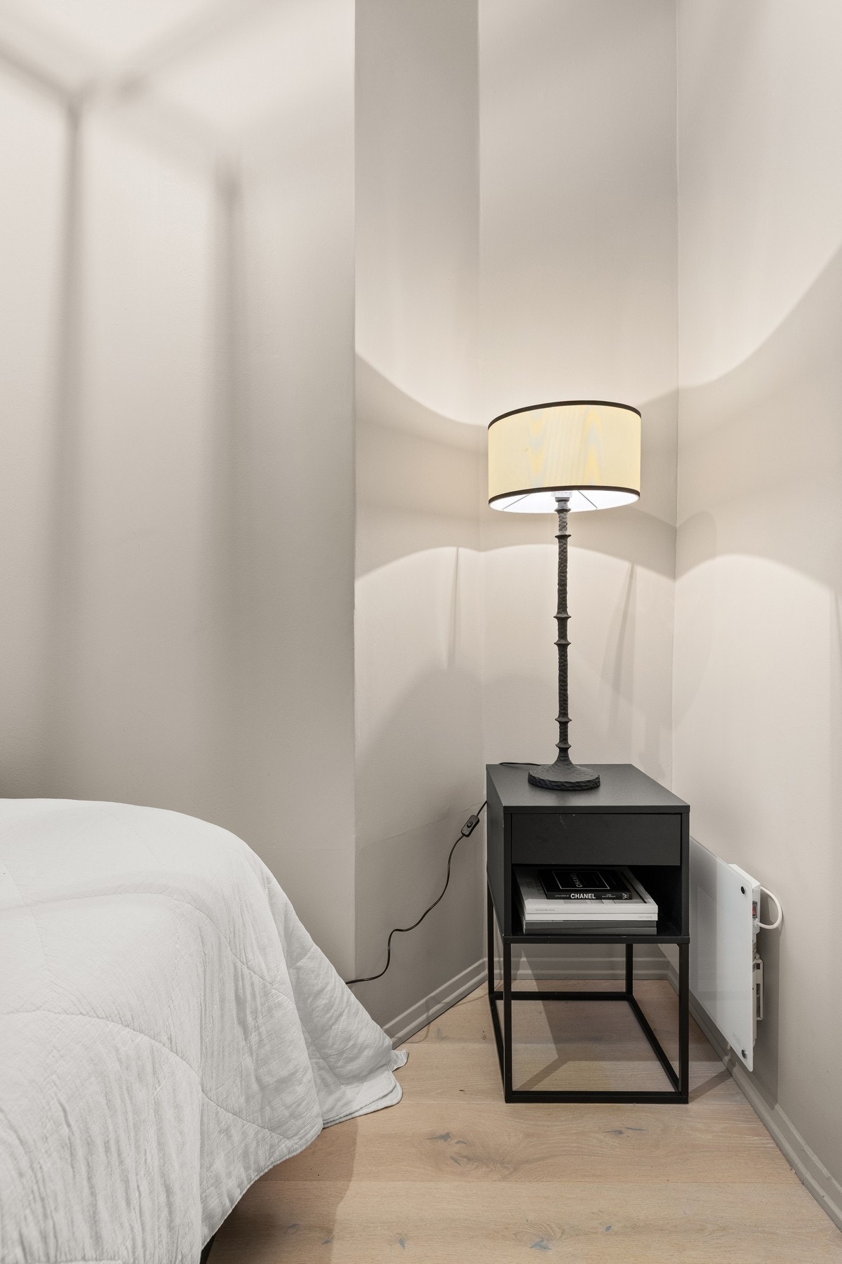 Rommet kan møbleres annerledes etter eget behov. Man kan plassbygge et garderobeskap i denne nisjen om ønskelig Galleribilde