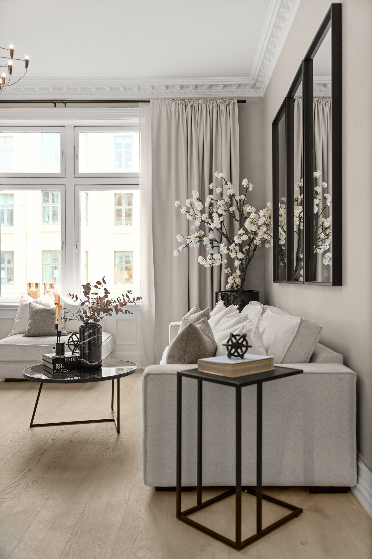 Leiligheten er gjennomgående og får godt med naturlig lys via store vinduer med profilert brystning Galleribilde