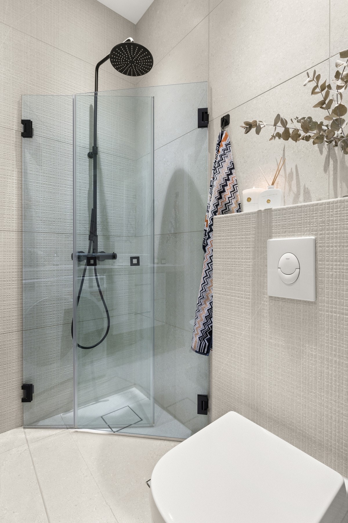 Badet har vegghengt toalett med innebygget sisterne med pyntehylle, og en flott dusj med regnfall og hånddusj fra Tappwell Galleribilde