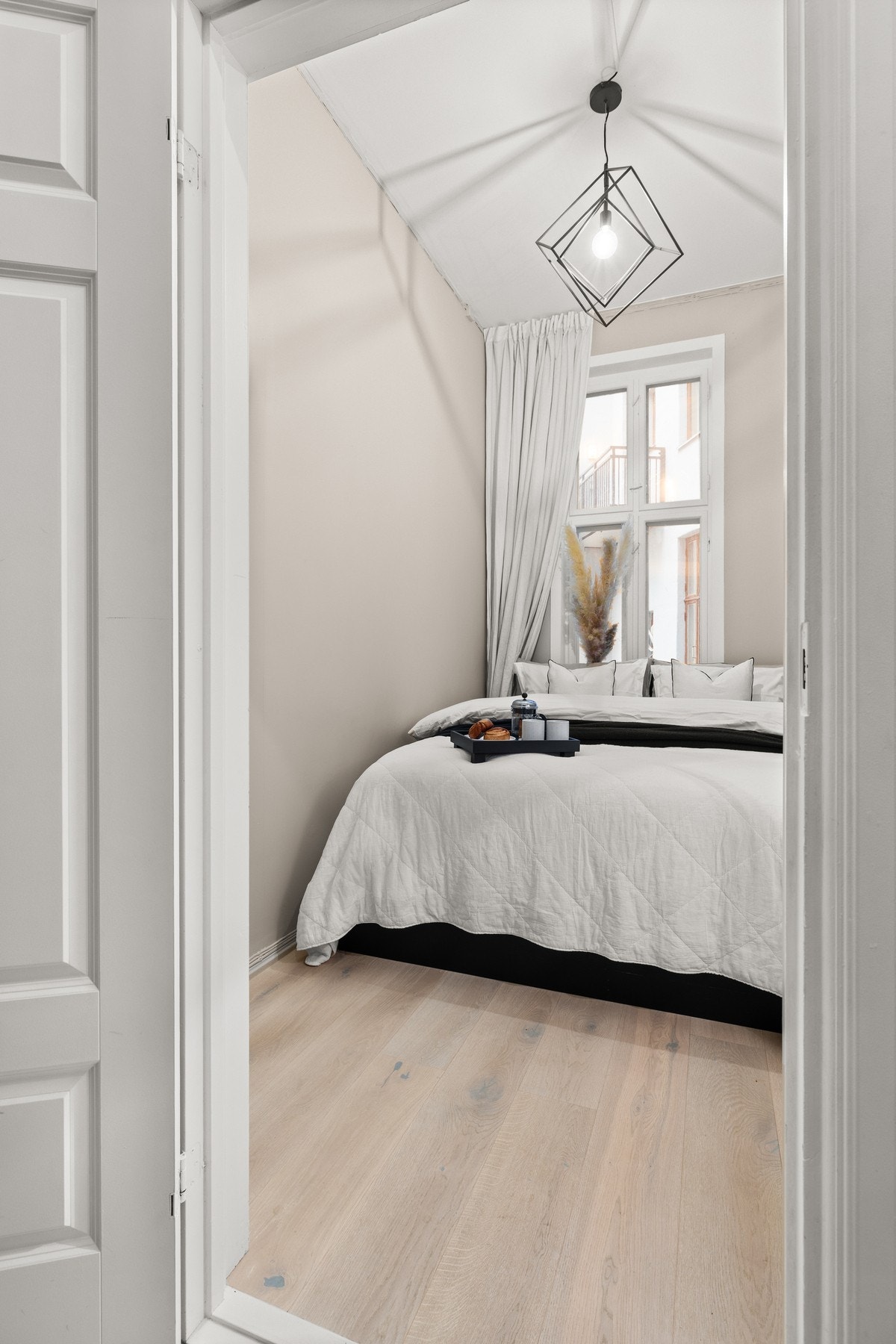 Flott soverom nr. 2 mot rolig bakgård Galleribilde