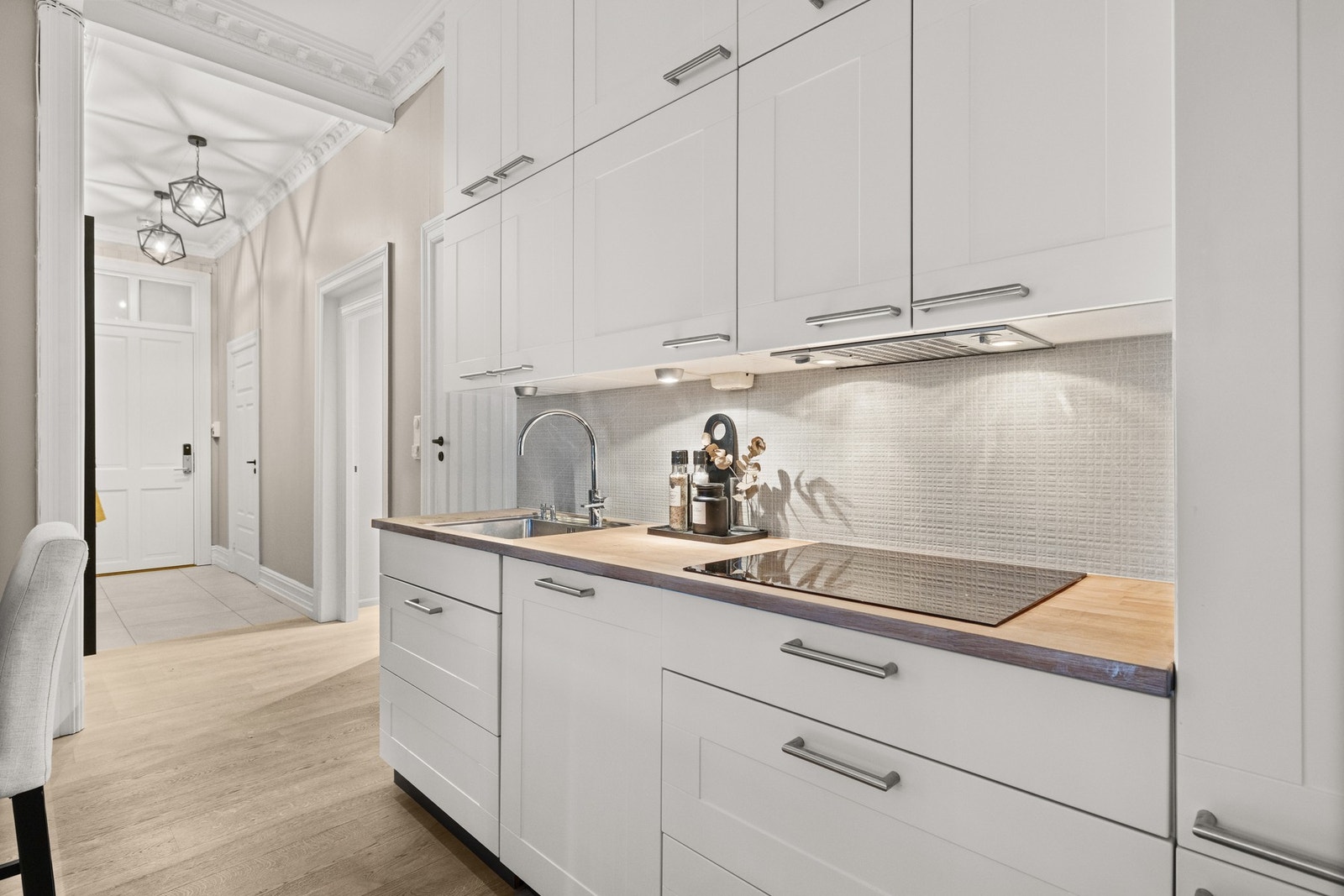 Det er integrerte hvitevarer som oppvaskmaskin, kjøl/frys, stekeovn, samt platetopp og avtrekksvifte i overskap Galleribilde