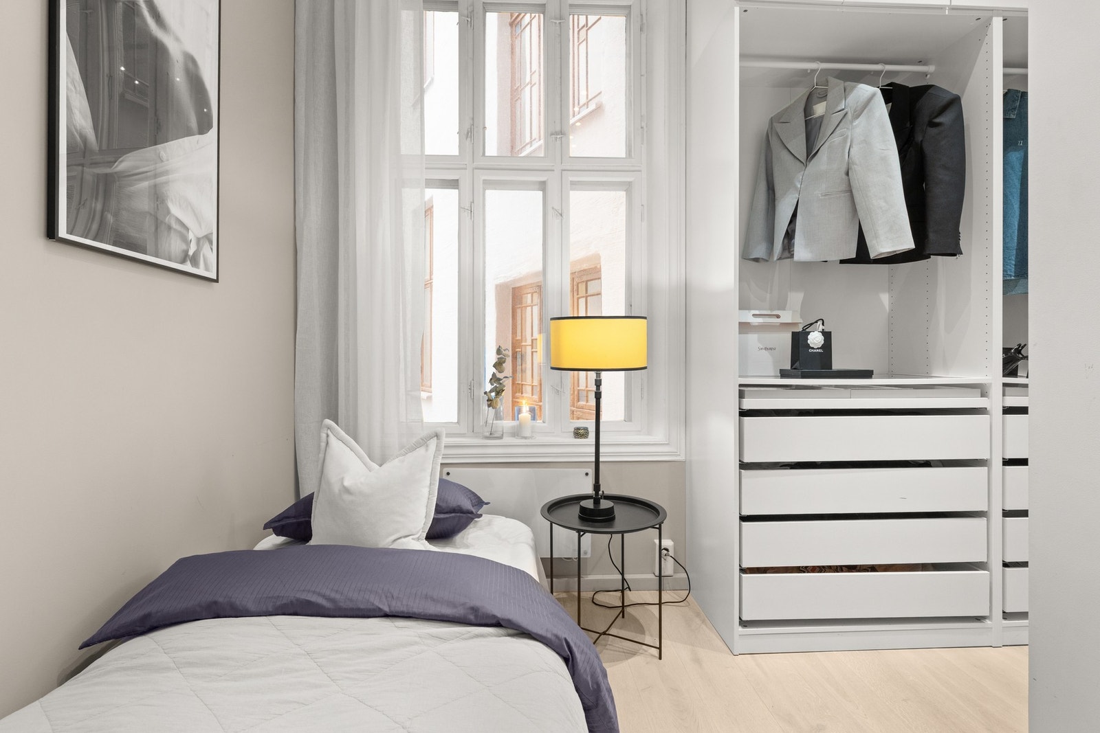 Dette soverommet har god plass til større seng og garderobeskap Galleribilde