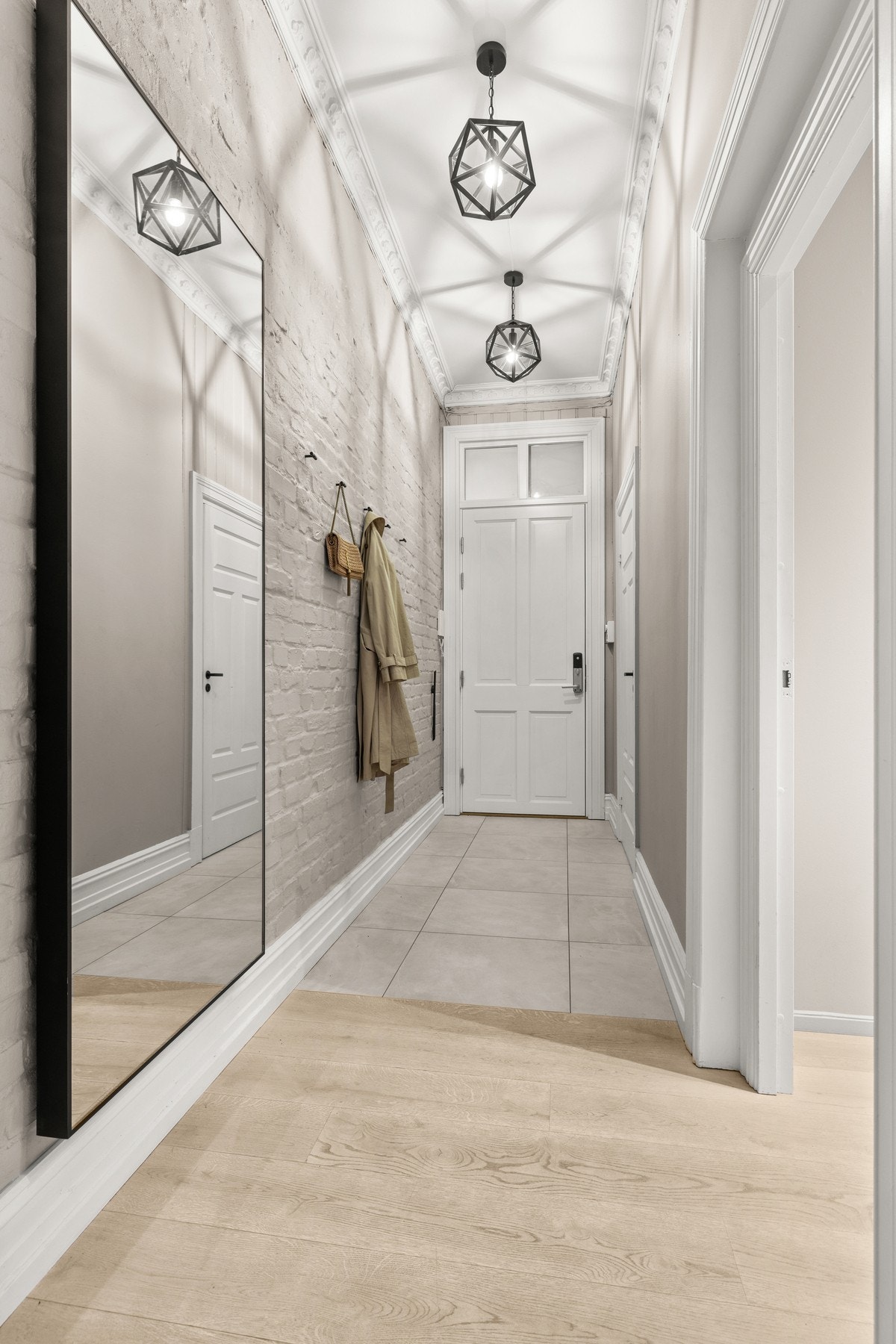 Boligen har et flott inngangsparti med flott ytterdør fra 2021 med elektronisk kodelås. Velkommen til denne sjarmfulle boligen! Galleribilde