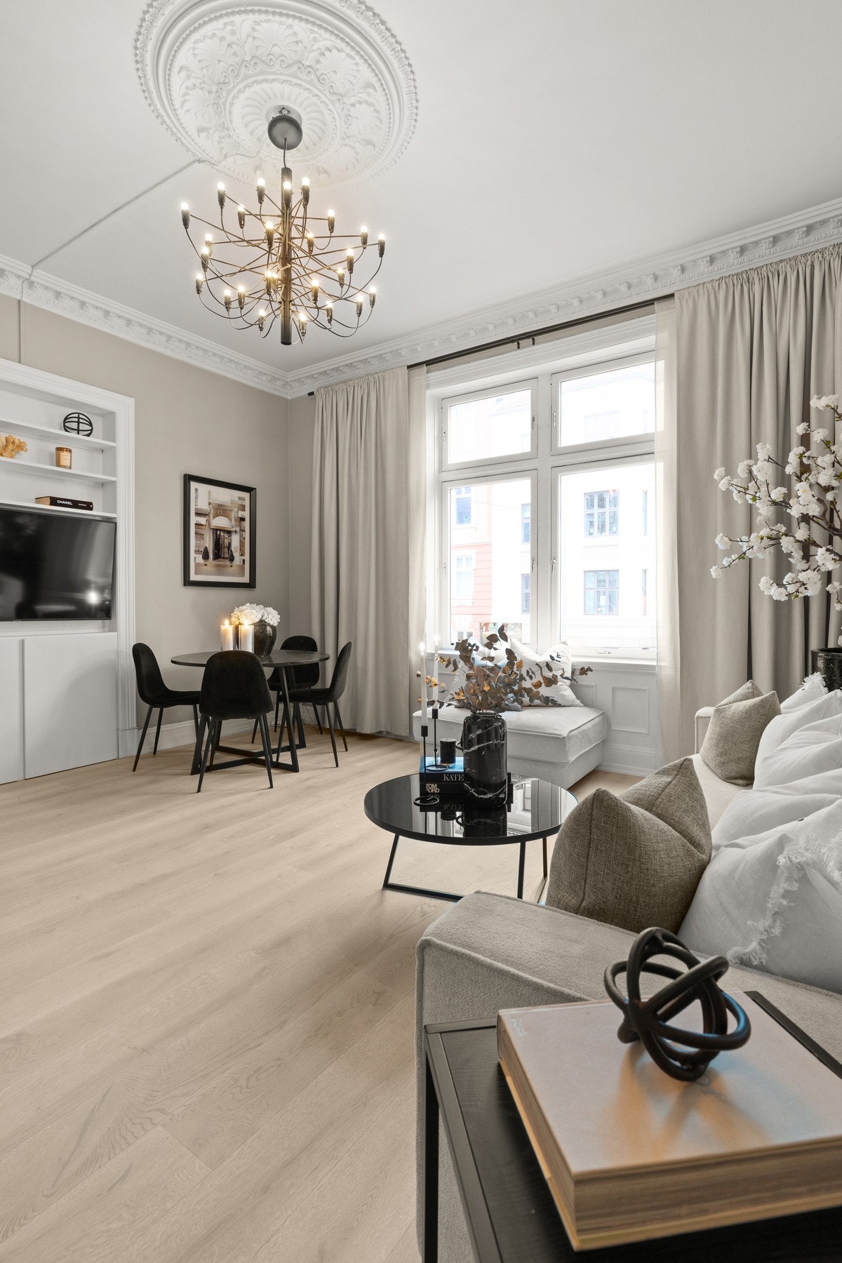 Leiligheten har generøs takhøyde på 3,20 meter og får rikelig med naturlig lys via store, flotte vinduer som gir en lys og luftig atmosfære Galleribilde