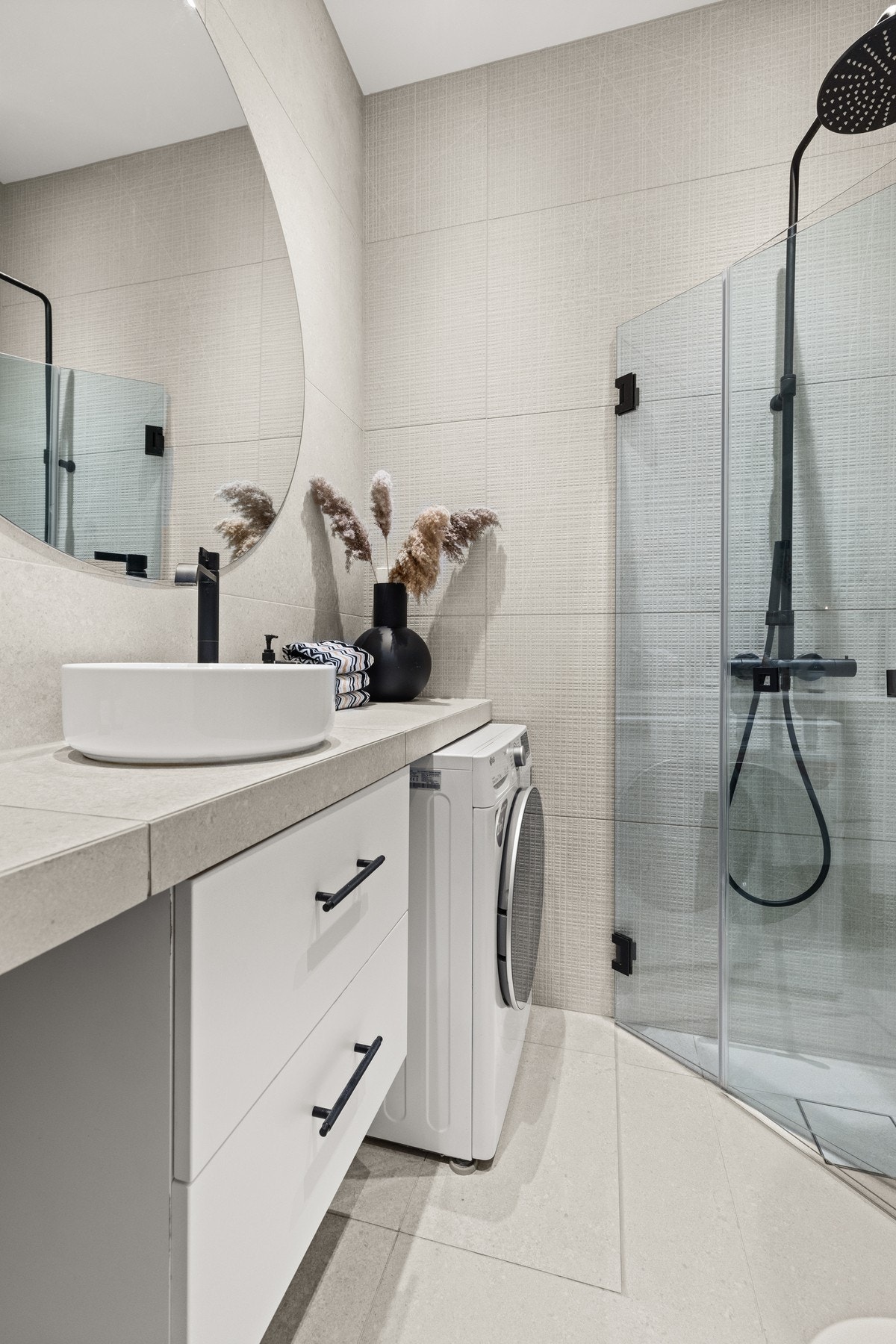 Det er varmekabler i gulv og downlights i himling med reguleringsstyrke. Opplegg for vaskemaskin under benk Galleribilde