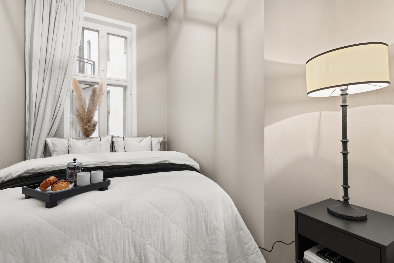 Her er det plassert en stor dobbeltseng og et bord i nisje Galleribilde