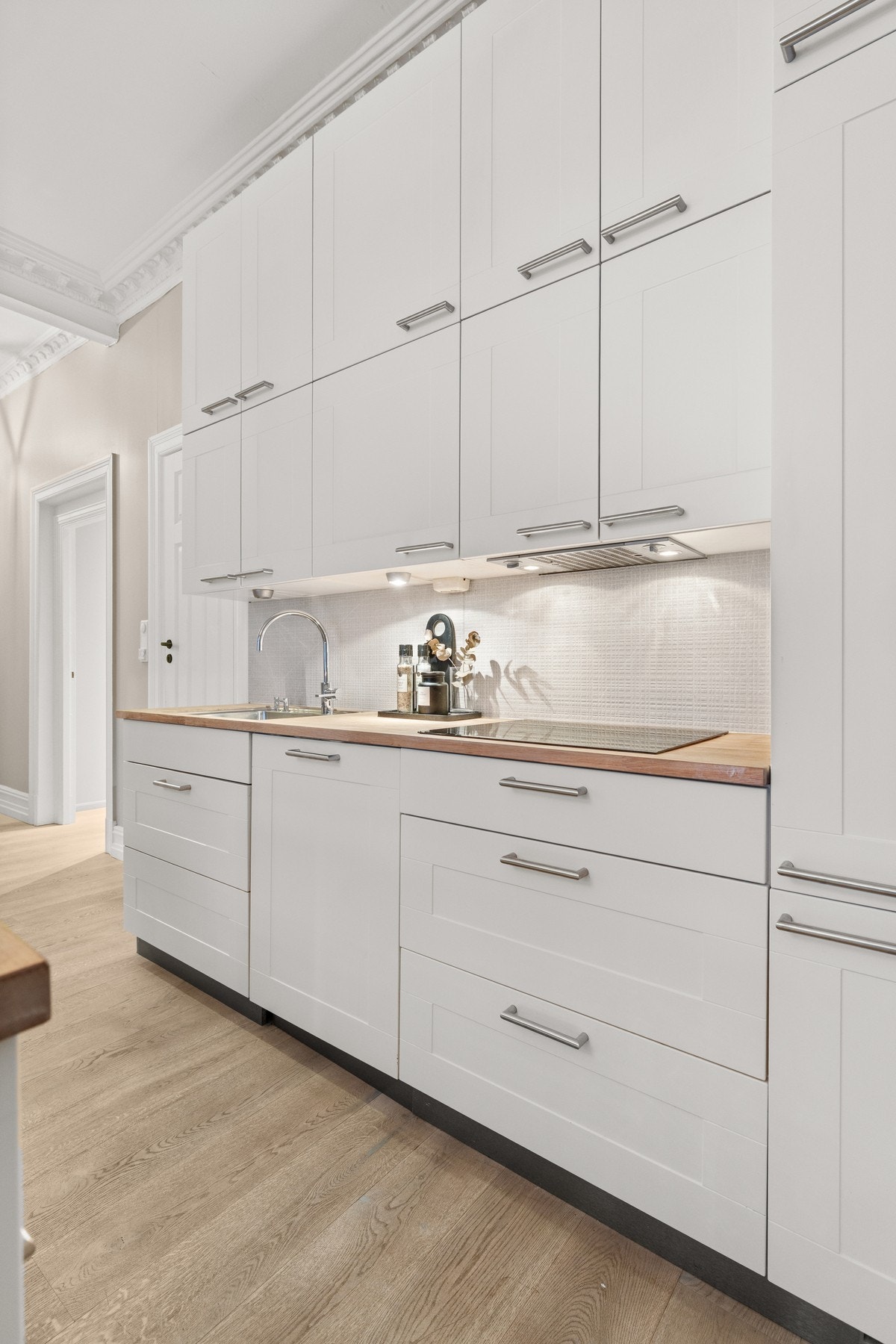 Kjøkkenet har rikelig med benkeplass og svært god skapplass, utnyttet optimalt med skap helt opp til taket Galleribilde