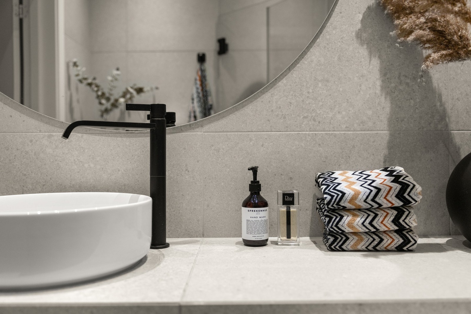 Servanten er spesialtilpasset rommet for best mulig utnyttelse, og har to praktiske skuffer for oppbevaring av baderomsartikler. Håndtakene er fra Love Handles og ble nylig satt på i 2026 Galleribilde