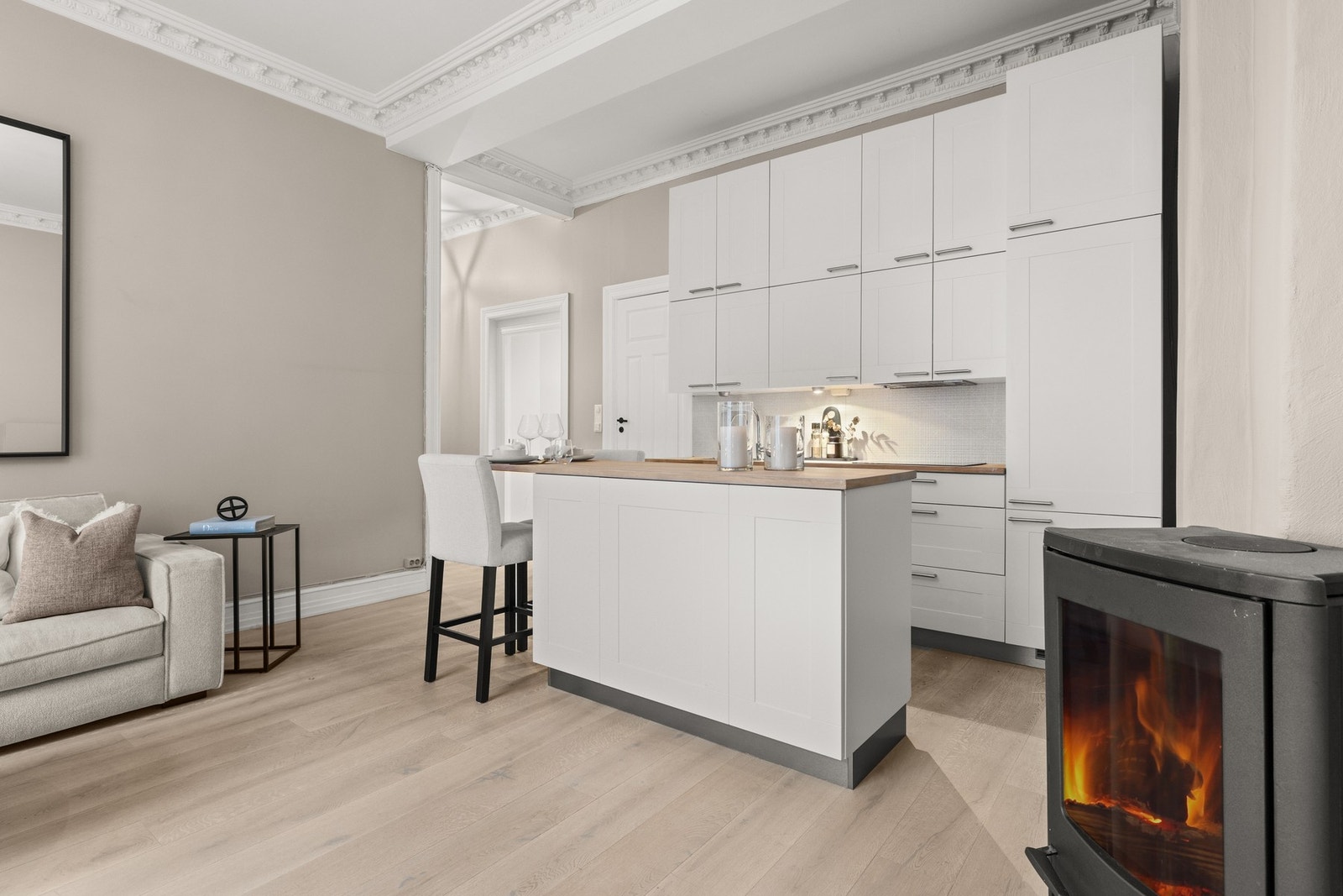 I mellom stue og kjøkken er det plassert en hyggelig vedovn som varmer godt på kalde vinterdager Galleribilde