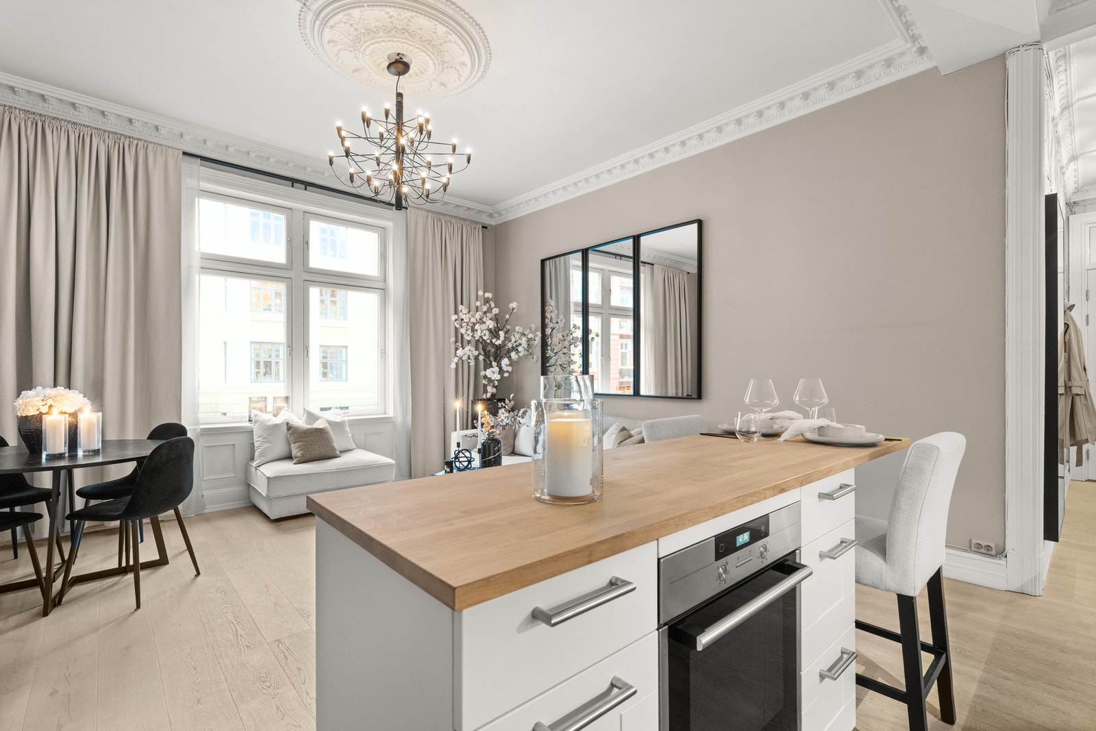 Tidløs kjøkkeninnredning langs vegg, samt en kjøkkenøy Galleribilde