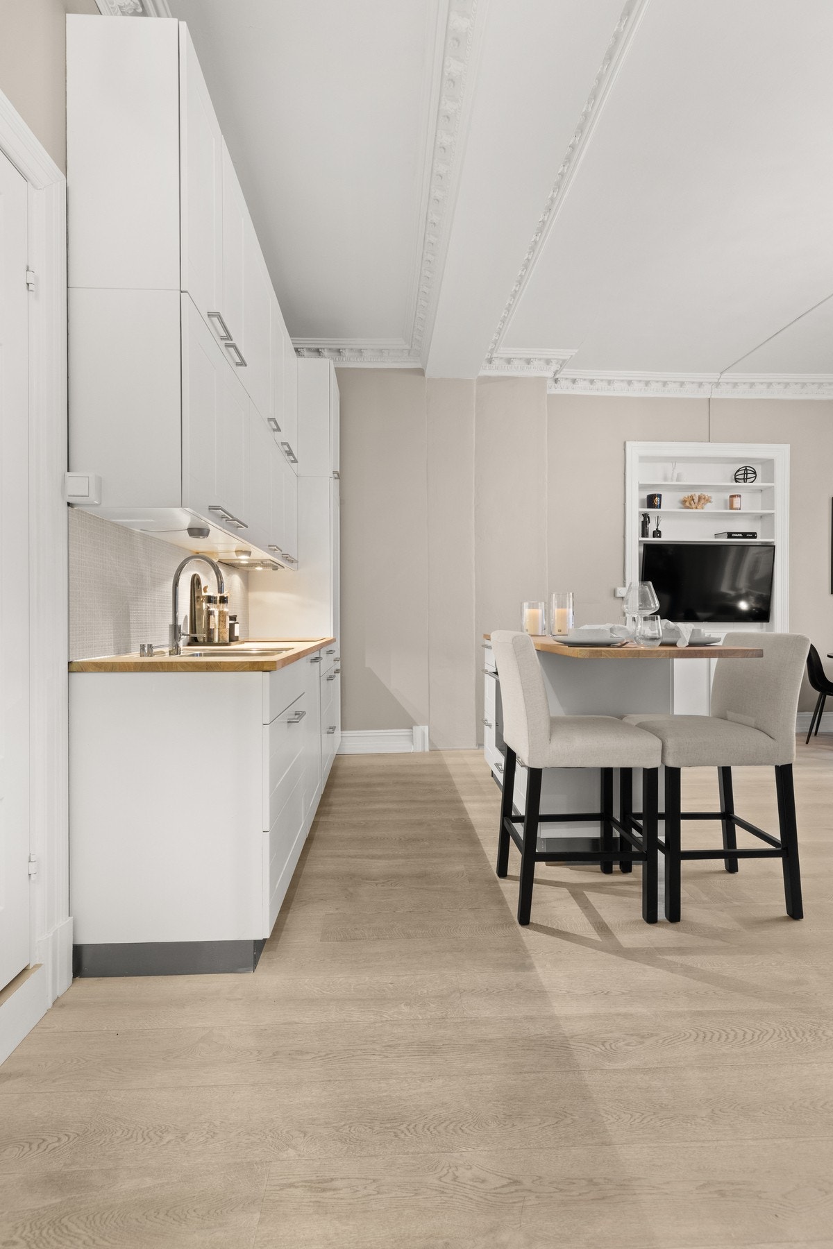 Kjøkkenøy med barløsning som gir en praktisk spiseplass for to Galleribilde