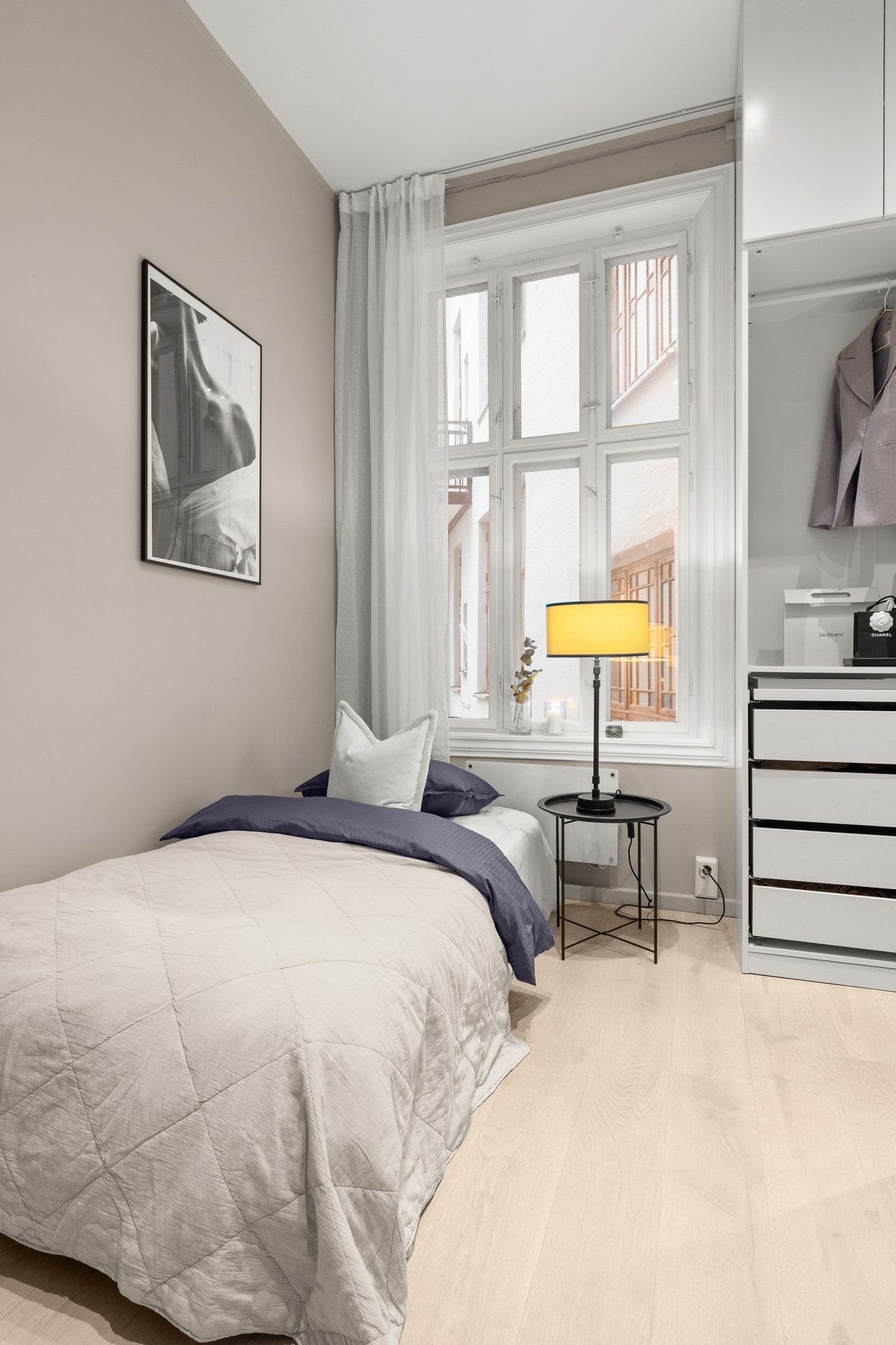 Rommet har et stort, flott vindu som vender mot bakgården Galleribilde