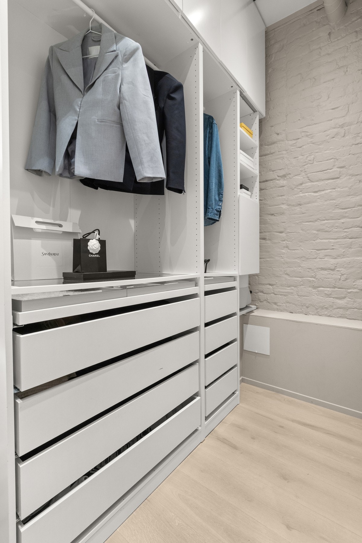 God plass til oppbevaring av klær i garderobeskap Galleribilde