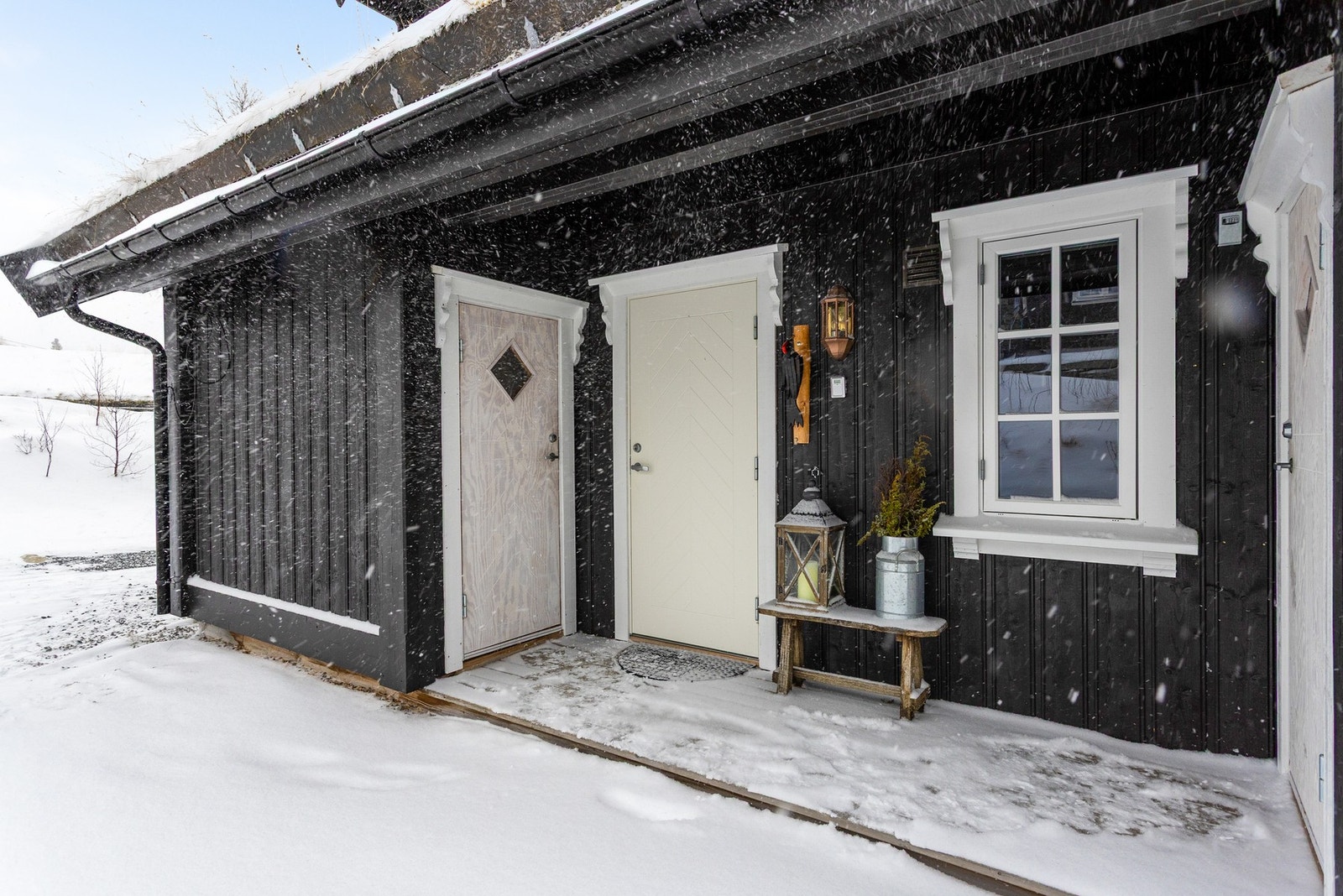 Overbygget inngangsparti. Her er det også tilgang til 2 praktiske utvendige boder. Perfekt for oppbevaring av ved og sportsutstyr Galleribilde