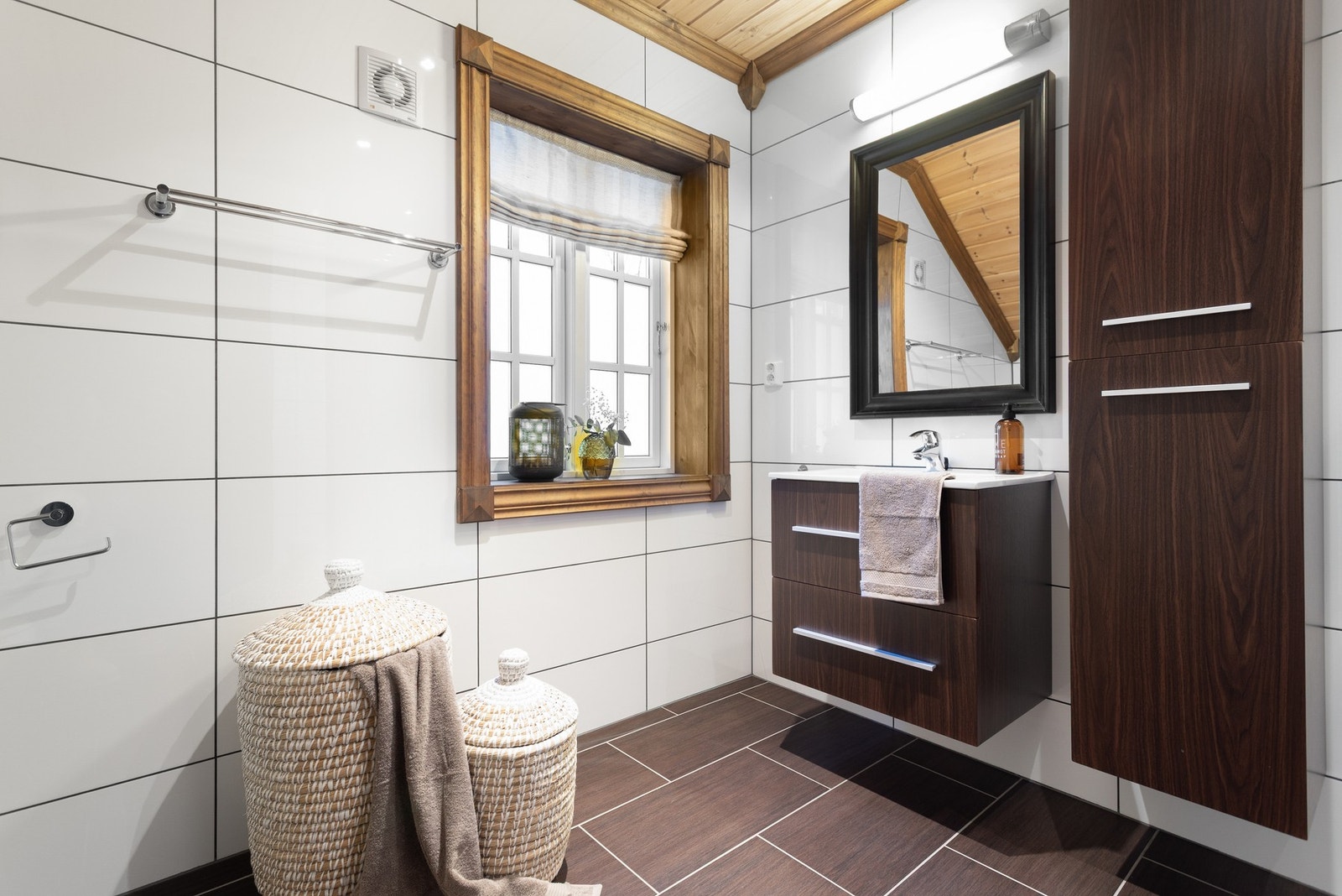 Hytta har også et baderom beliggende i 2.etasje. Her har du vegghengt toalett, innredning med servant og dusjkabinett Galleribilde