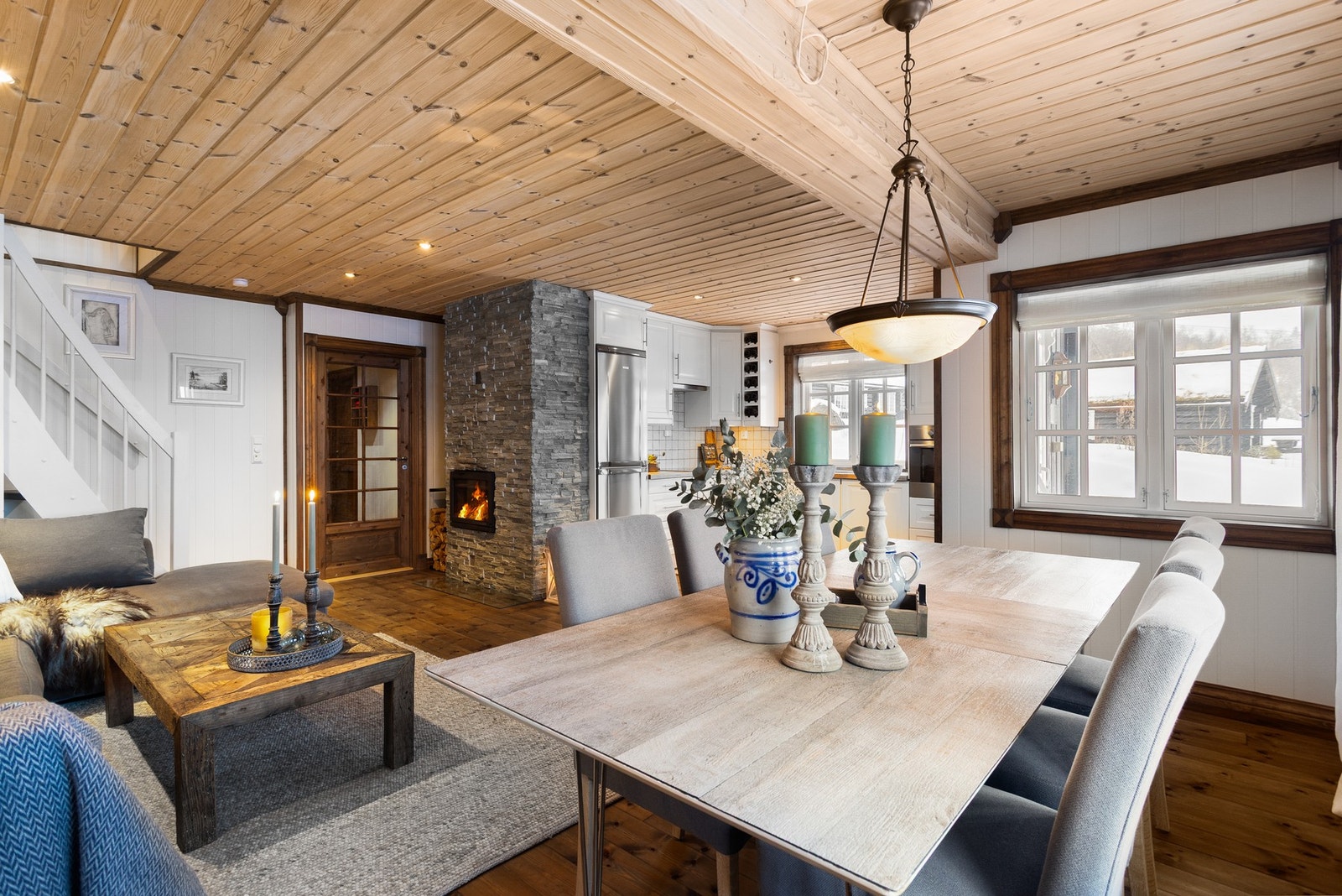 Her kan man samle venner og familie til hyggelige lag. Fra rommet er det også utgang til terrassen, noe som gjør det enkelt å ta med måltidene ut Galleribilde