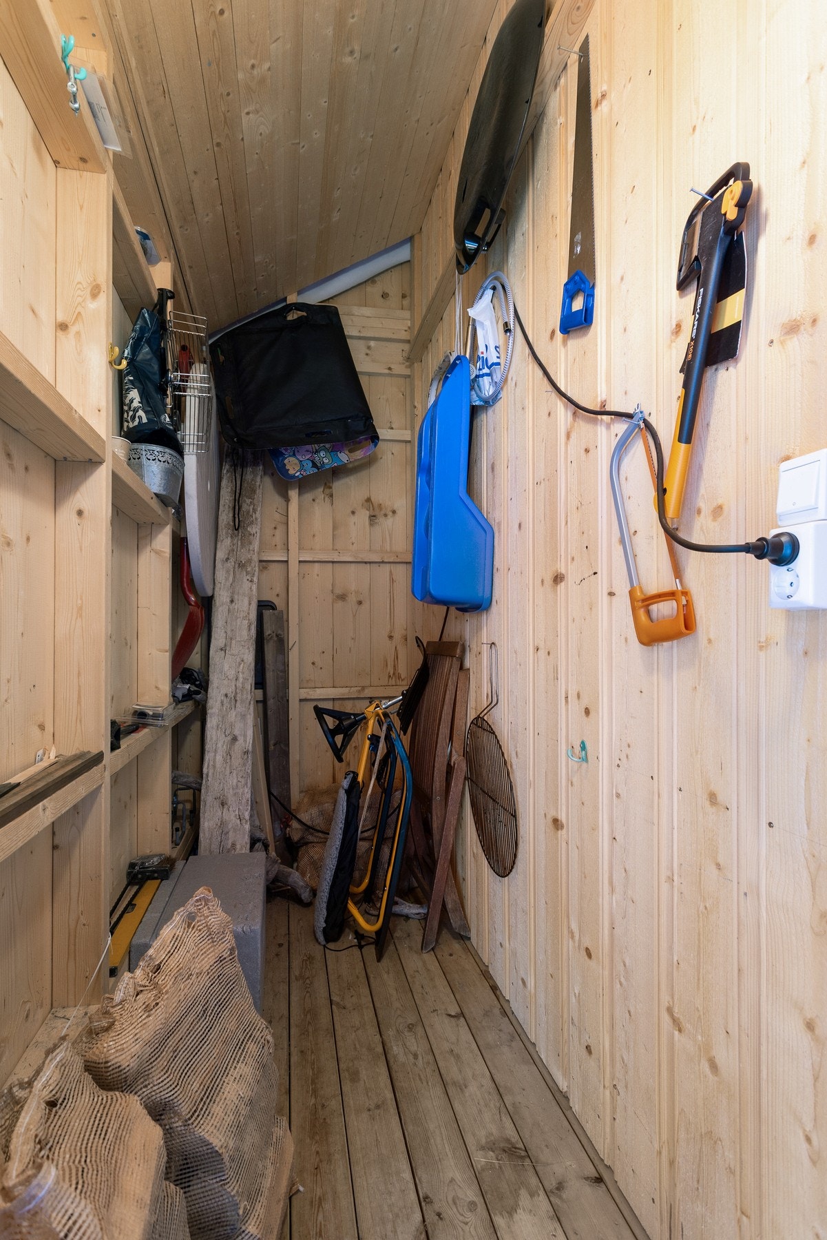 Utvendig bod ved inngangsparti for oppbevaring av sportsutstyr og ved Galleribilde
