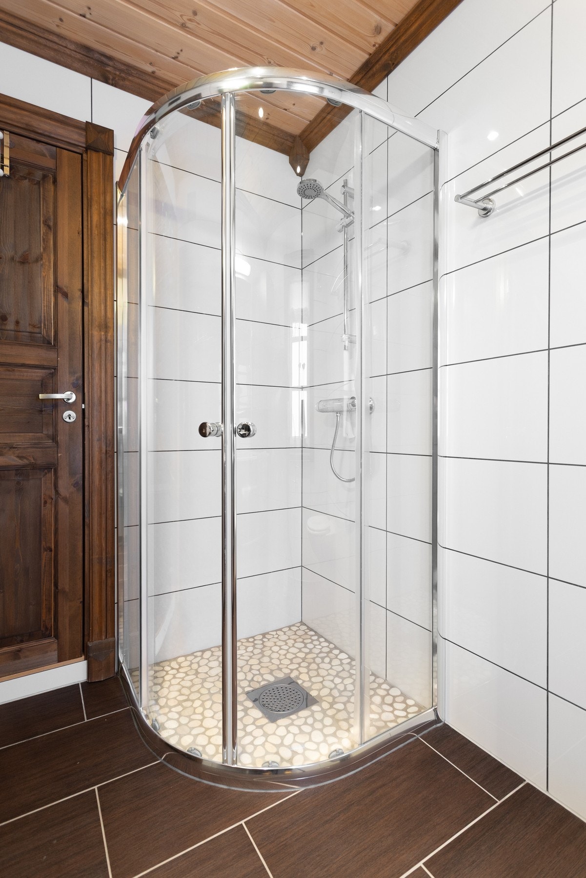 Flislagte overflater og downlights i himling. Gulv med varmekabler Galleribilde