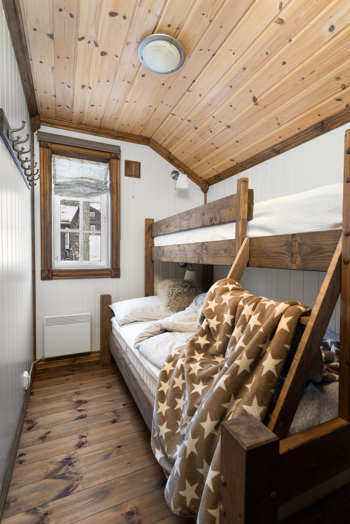 Soverom IV ligger i 2.etasje og er innredet med plassbygd familiekøye. Alle sengene medfølger salg. Slik hytta er innredet i dag har du 10 sengeplasser Galleribilde